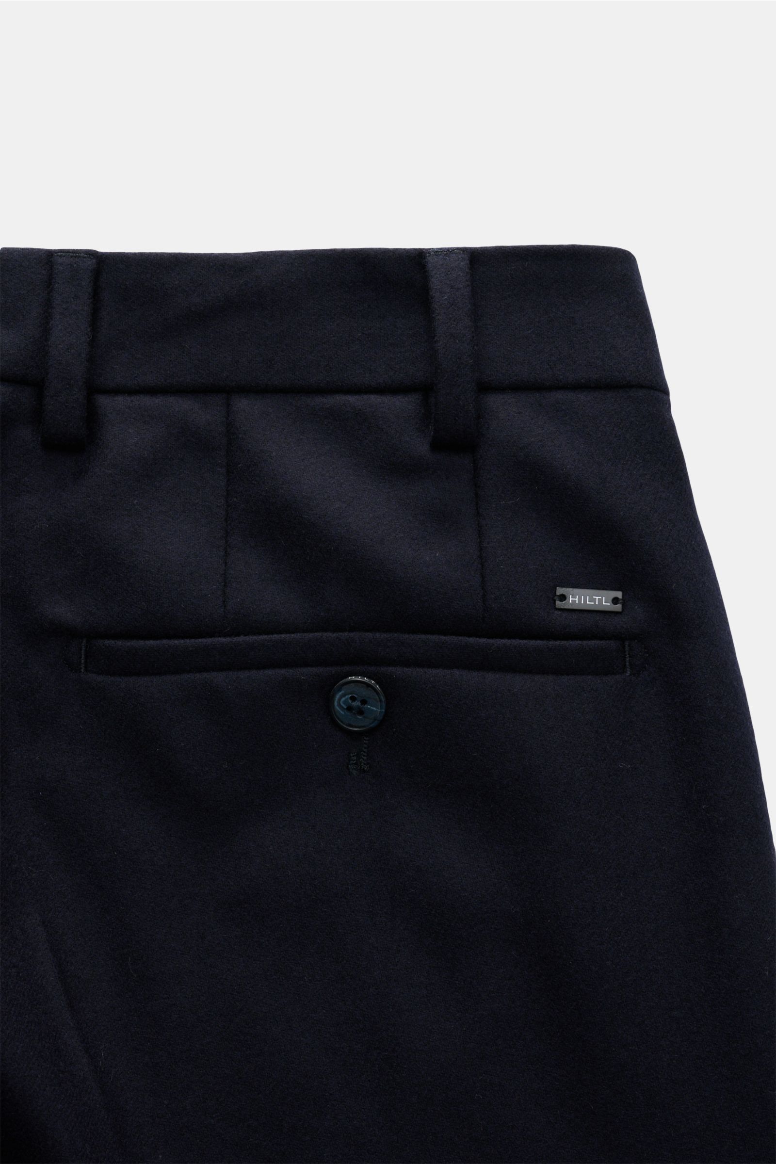Close-up rear view of Hiltl Wollhose 'Piacenza' dark navy wool trousers showing buttoned back pocket, belt loops, and smooth twill fabric.

Description: Office Essential: Die HILTL Hose 'Piacenza' vereint präzise Schneiderkunst mit modernem Komfort und
