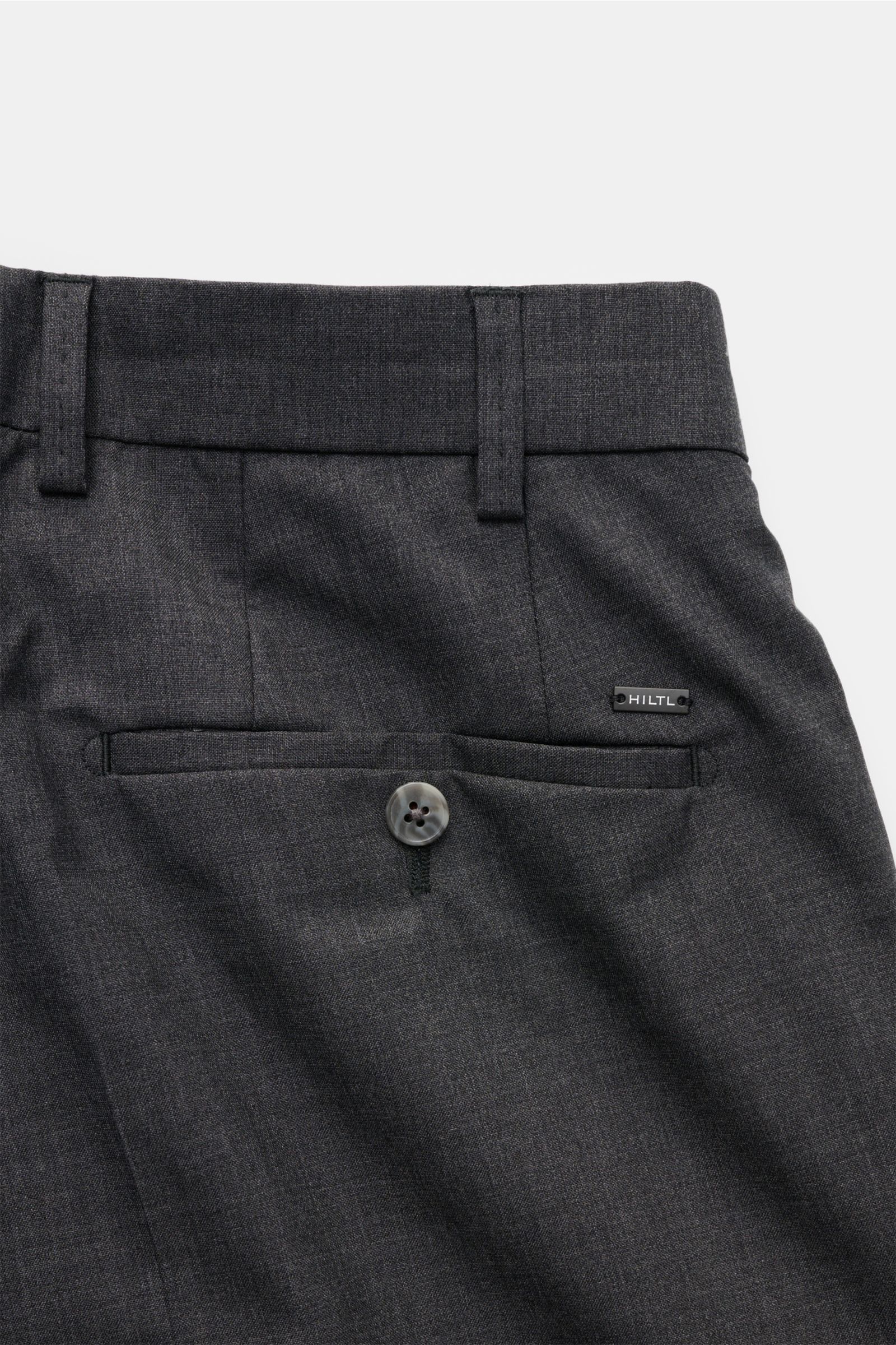 Hiltl Wollhose 'Piacenza' anthrazit meliert, Detailfoto von hinten oben, reine feinste Wolle, feiner Twill, glatter Griff, Regular Fit, gerader Schnitt, Reißverschluss, Bundknopf, französische Taschen, Gesäßtaschen mit Knopf, offene Länge.