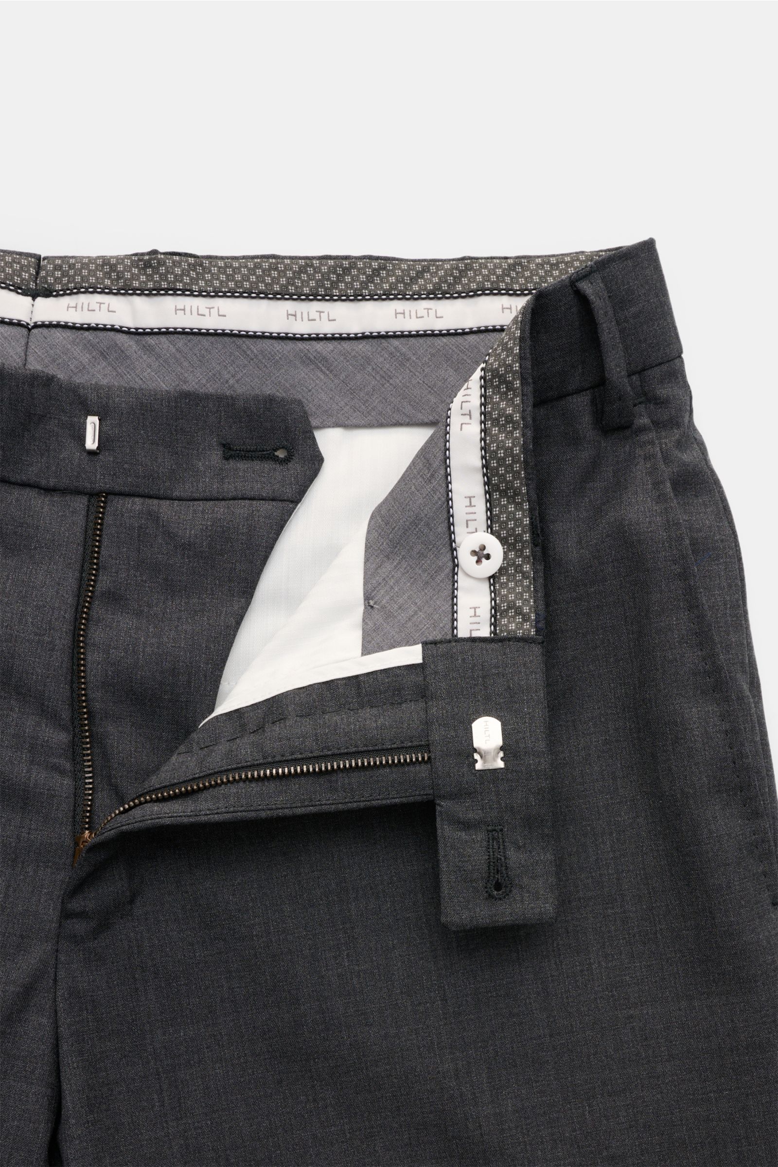 Hiltl Wollhose 'Piacenza' anthrazit meliert, Detailaufnahme innen mit Reißverschluss, Bundknopf, feiner Twill, glatter Griff, Regular Fit.