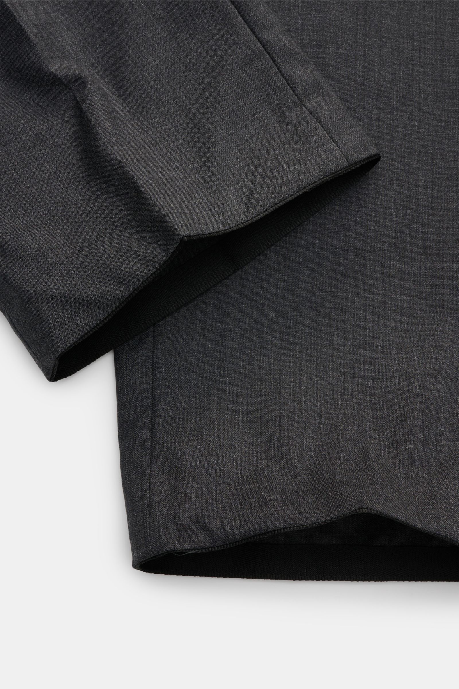 Nahaufnahme der Hiltl Wollhose 'Piacenza' anthrazit meliert, Detailansicht offener Länge, reine, feinste Wolle, feiner Twill, glatter Griff, Regular Fit, gerader Schnitt, Reißverschluss, Bundknopf, französische Taschen, Gesäßtaschen mit Knopf.