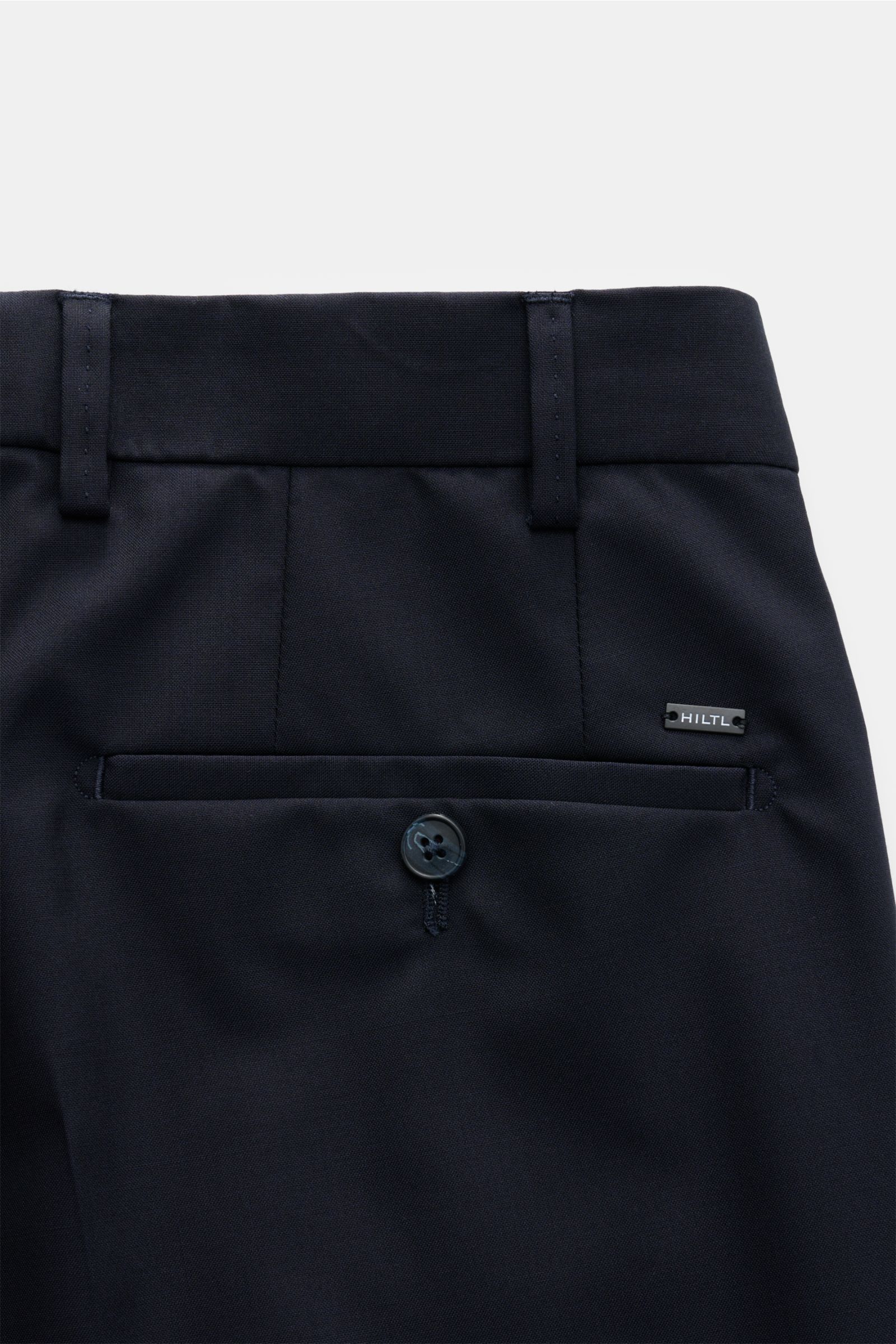 Hiltl Wollhose 'Piacenza' dark navy aus feinem Twill, reiner Wolle, Regular Fit, gerader Schnitt, mit Knopf-Gesäßtasche, Reißverschluss, französischen Taschen, glattem Griff, offene Länge, Rückansicht.