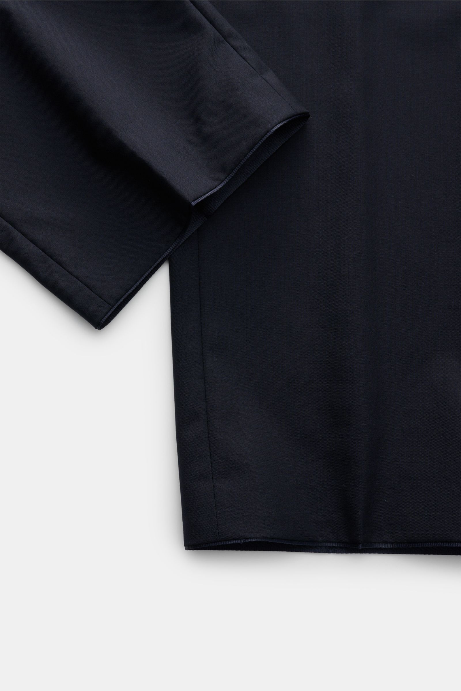 Hiltl Wollhose 'Piacenza' dark navy, Detailaufnahme von Ärmel und Saum, Twill aus reiner Wolle, feine Qualität, glatter Griff, Regular Fit, gerader Schnitt, Reißverschluss, Bundknopf, französische Taschen, Gesäßtaschen mit Knopf, offene Länge.