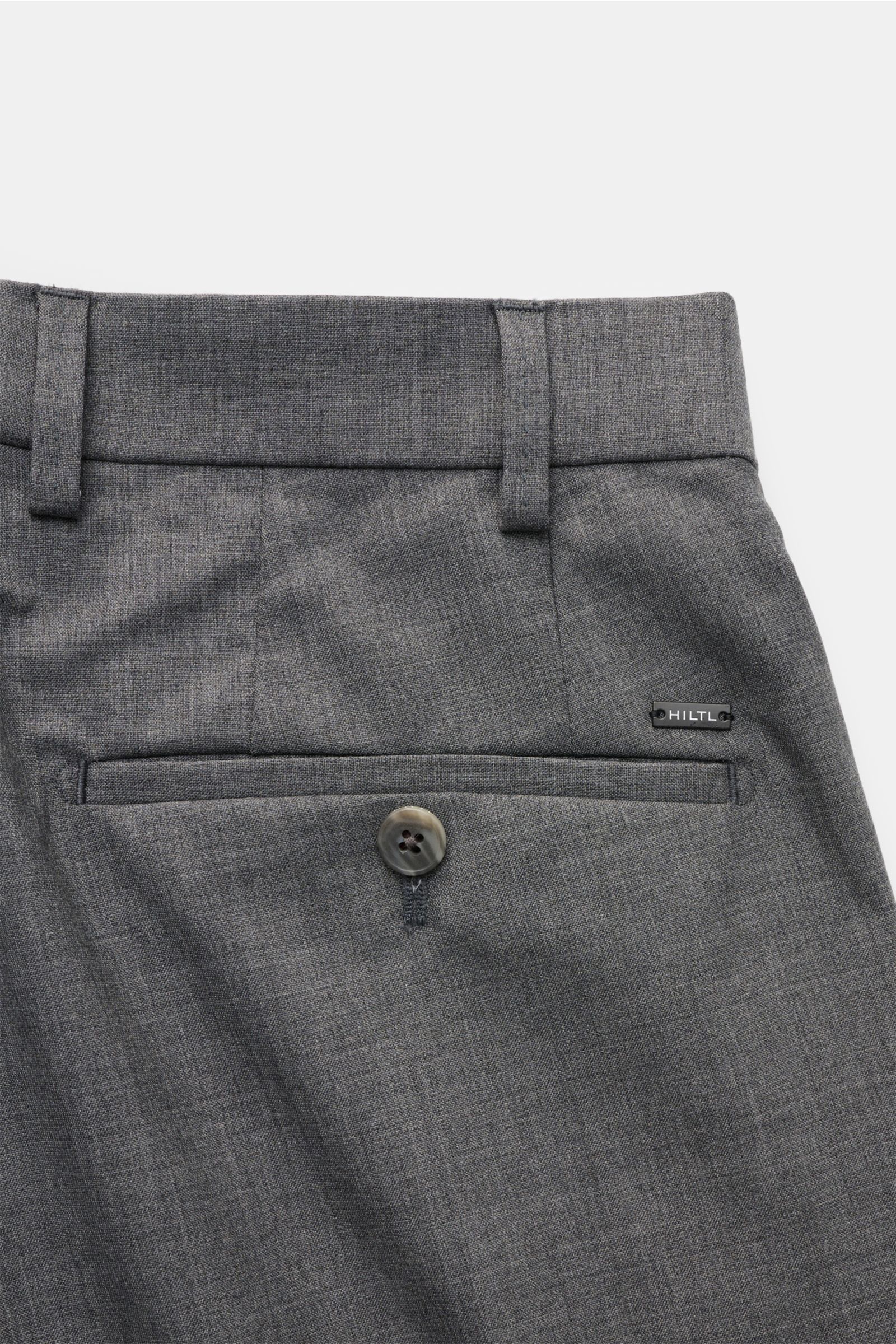 Hiltl Wollhose 'Piacenza' dunkelgrau meliert, Rückansicht, reine feinste Wolle, feiner Twill, glatter Griff, Regular Fit, gerader Schnitt, Reißverschluss, Bundknopf, französische Taschen, Gesäßtaschen mit Knopf, offene Länge.
