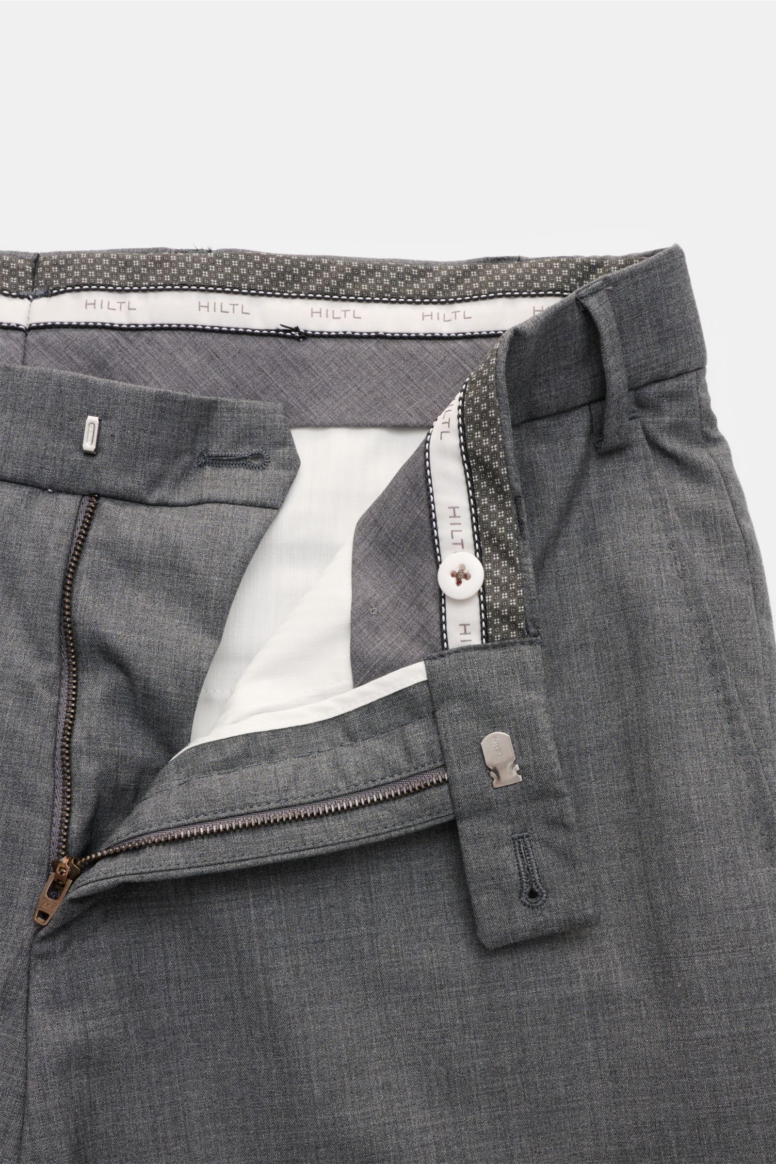 Hiltl Wollhose 'Piacenza' dunkelgrau meliert, Frontansicht offen mit Reißverschluss, Bundknopf, französischen Taschen, Regular Fit, Twill aus feinster Wolle.