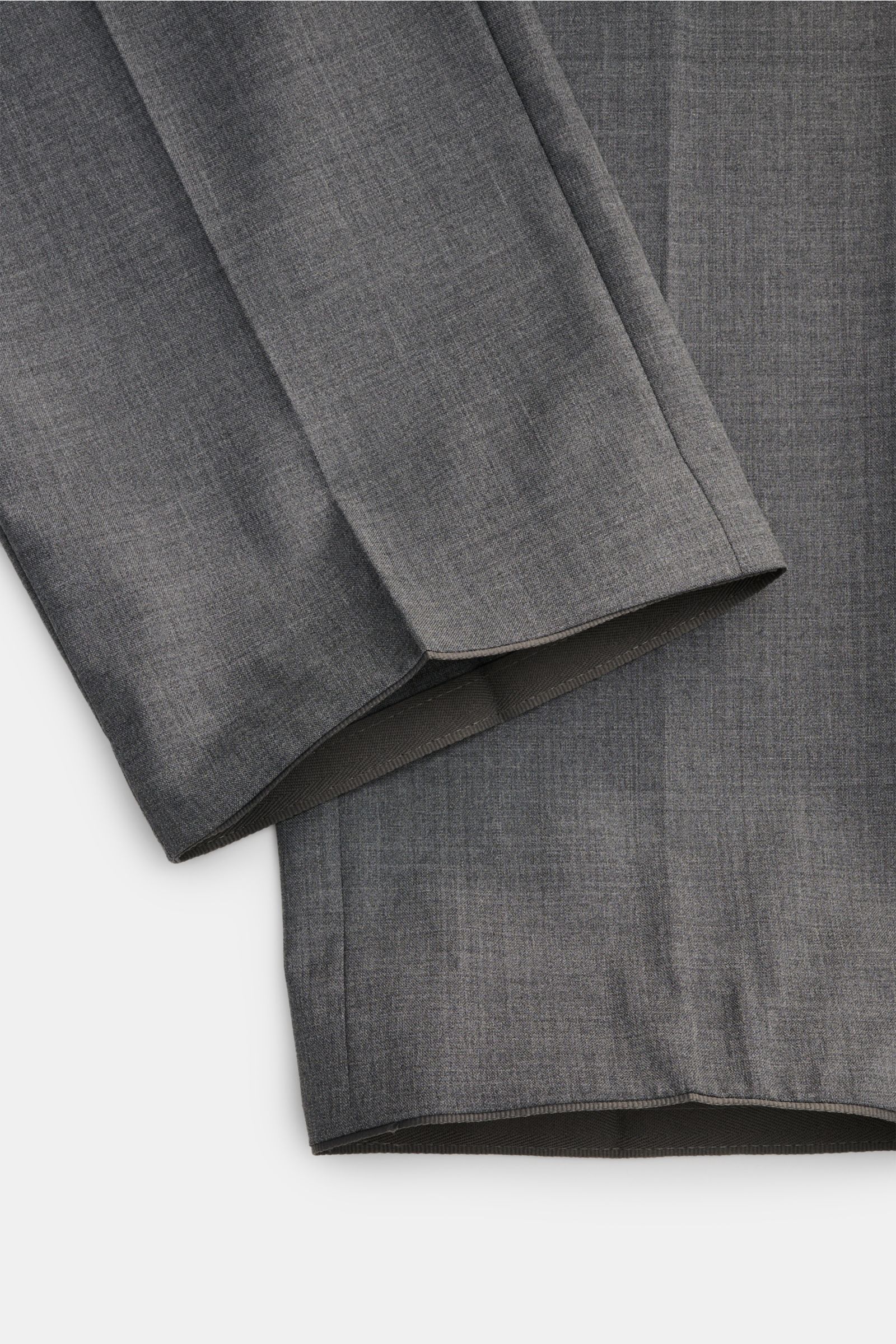 Hiltl Wollhose 'Piacenza' dunkelgrau meliert, aus reiner feinster Wolle, feiner Twill, glatter Griff, Regular Fit, gerader Schnitt, Reißverschluss und Bundknopf, französische Taschen, Gesäßtaschen mit Knopf, offene Länge, Detailaufnahme der Hosenbeine aus