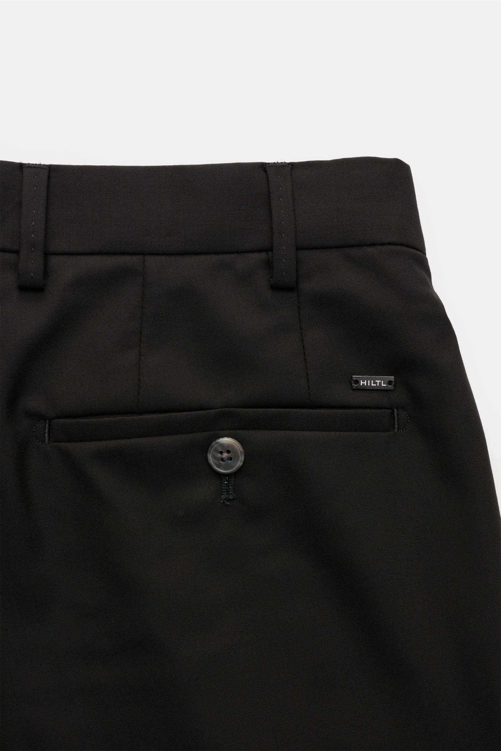 Hiltl Wollhose 'Piacenza' schwarz, Rückansicht, Twill aus reiner Wolle, feine Qualität, glatter Griff, Regular Fit, gerader Schnitt, Reißverschluss, Bundknopf, französische und Gesäßtaschen mit Knopf, offene Länge.