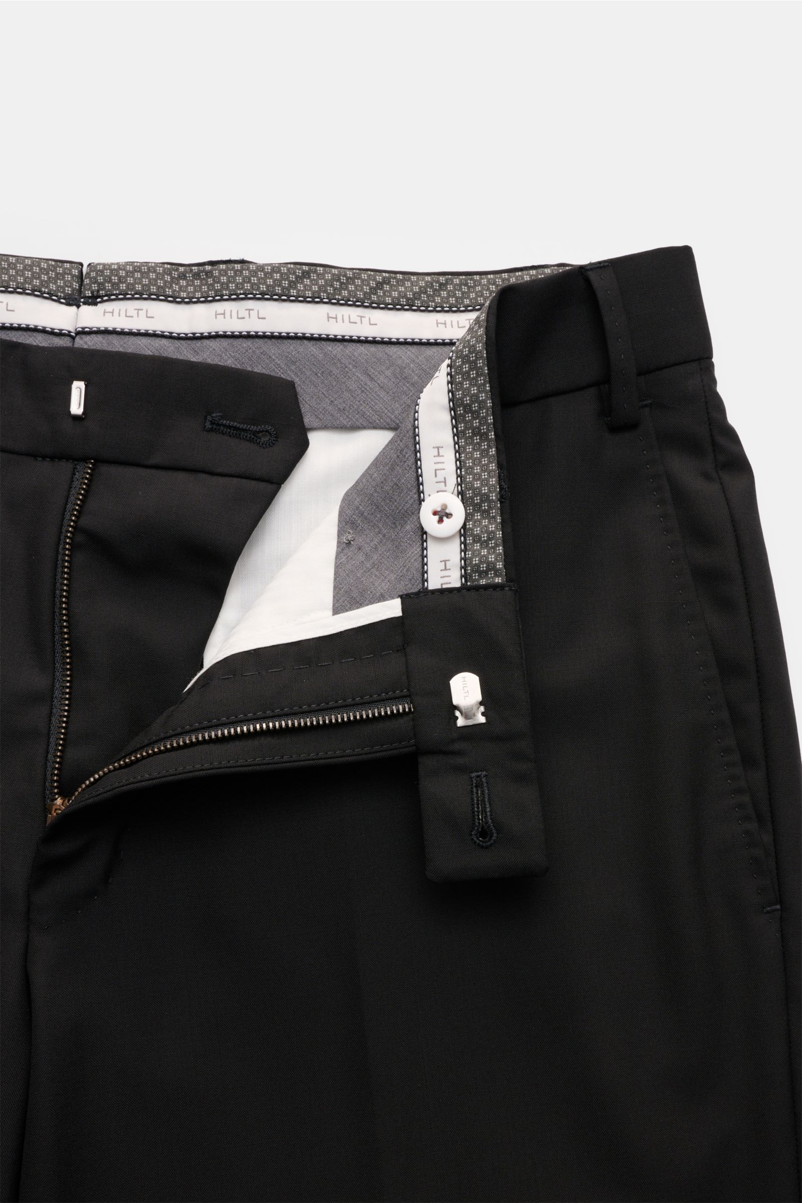 Hiltl Wollhose 'Piacenza' schwarz, Detailansicht von oben offen mit Reißverschluss, Bundknopf, französischen Taschen, Gesäßtaschen, Twill Wolle, Regular Fit.