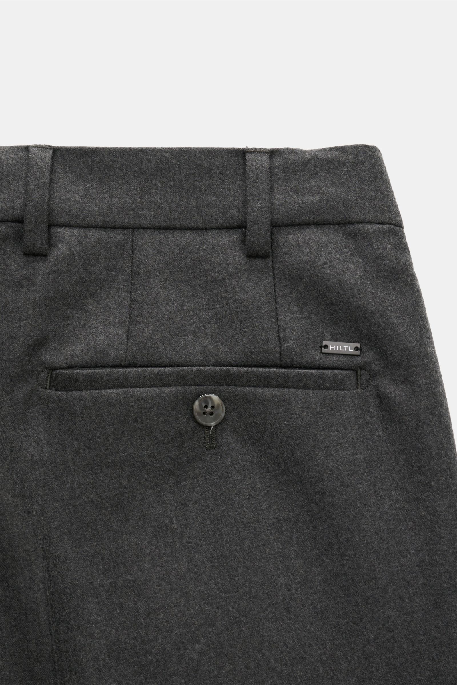 Hiltl Wollhose 'Piacenza' dunkelgrau meliert, Detailaufnahme von hinten, hochwertige Woll-Cashmere-Qualität, Regular Fit, Reißverschluss, Bundknopf, französische und Knopf-Gesäßtaschen.