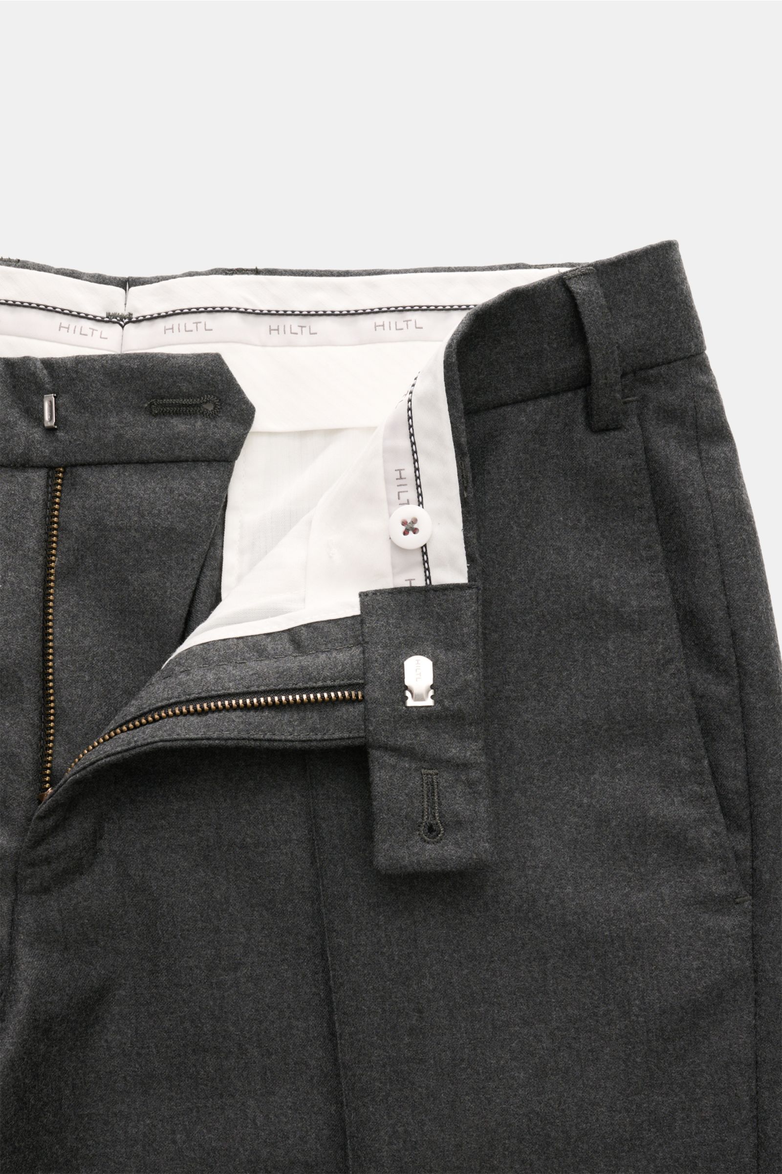 Hiltl Wollhose 'Piacenza' dunkelgrau meliert, Twill aus Wolle/Cashmere, Regular Fit, gerader Schnitt, Reißverschluss, Bundknopf, französische Taschen, Detailansicht offen.