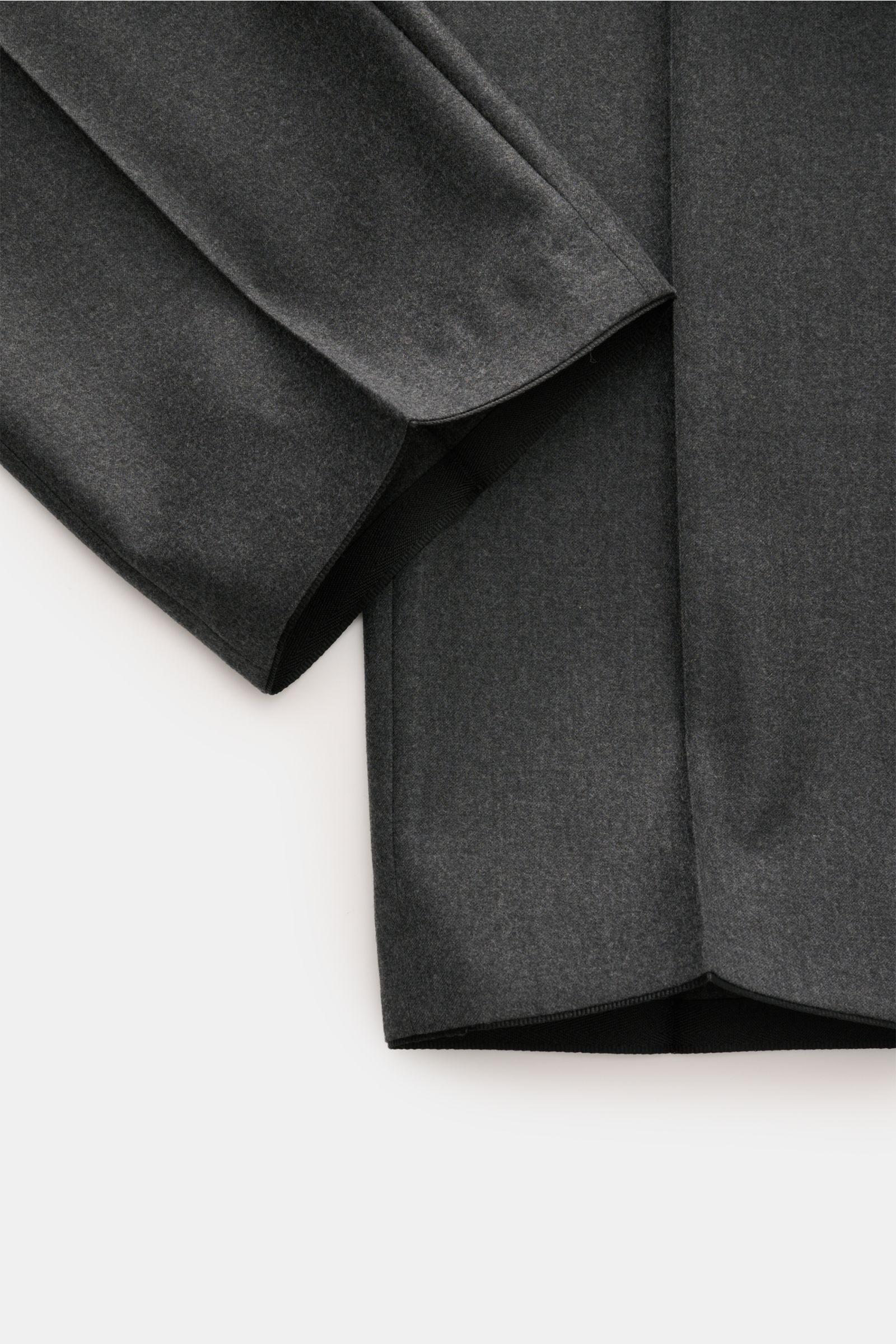 Hiltl Wollhose 'Piacenza' dunkelgrau meliert aus Wolle-Cashmere, Regular Fit, gerader Schnitt, Reißverschluss, Bundknopf, Nahaufnahme von unten.