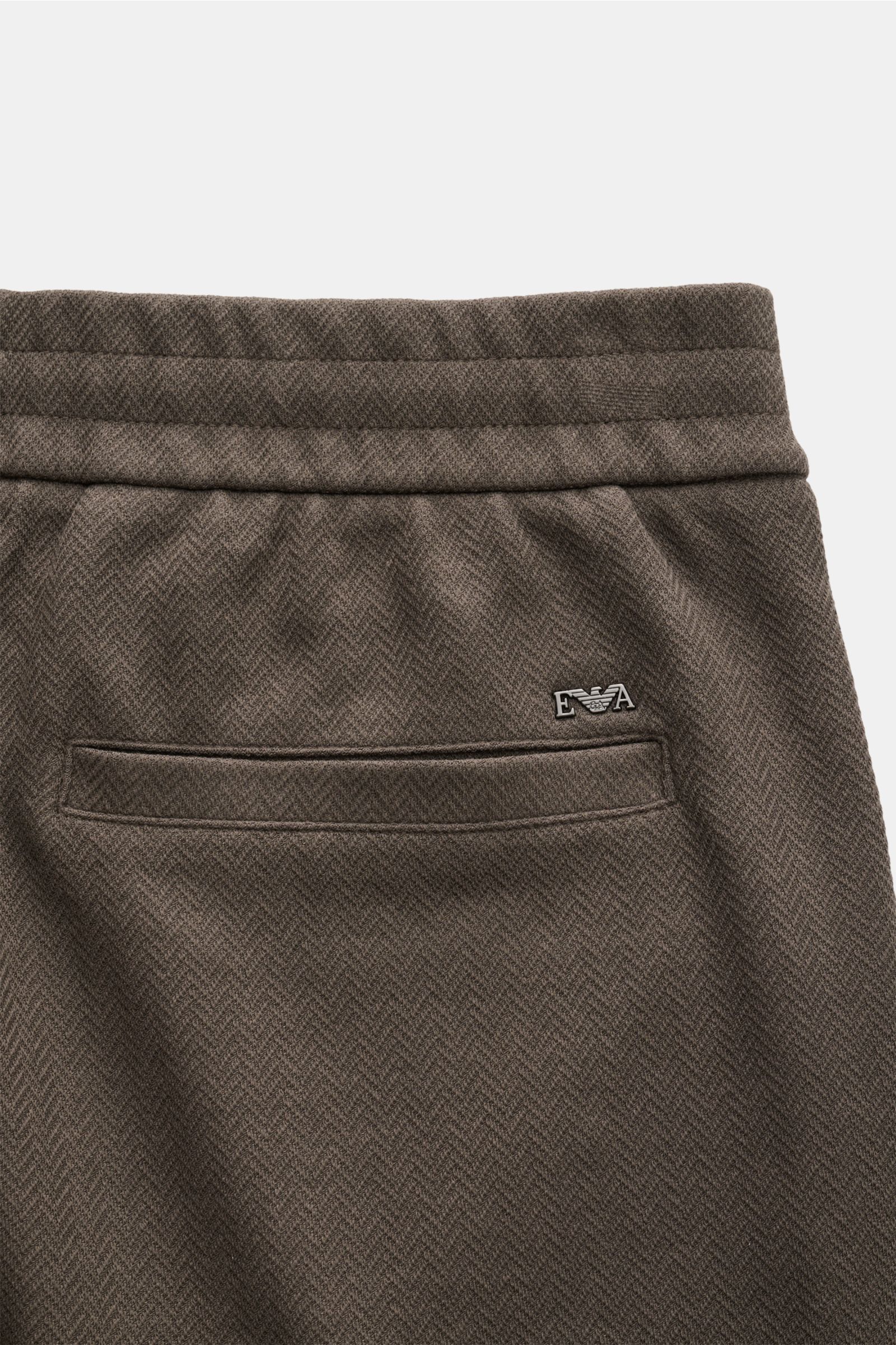 Emporio Armani Jogpants dunkelgrau aus Baumwoll-Lyocell-Mix mit elastischem Bund, paspelierter Gesäßtasche, Details aus schräger Perspektive.