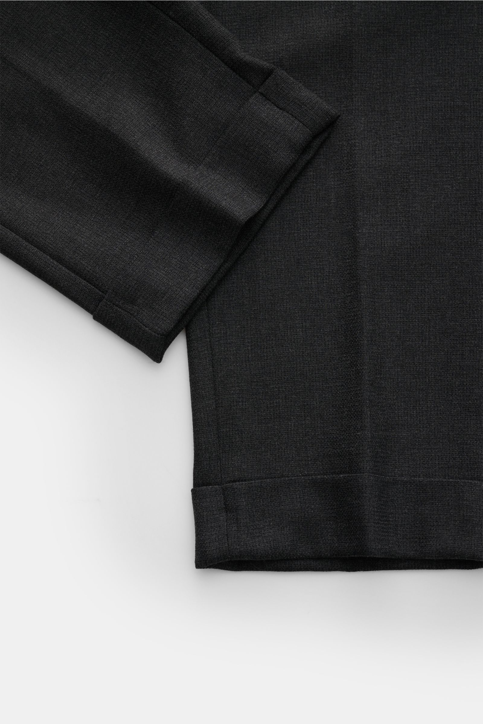 Close-up of the hem and lower leg from a top-front angle of Marco Pescarolo Woll-Jogpants 'Caracciolo' anthrazit in dark gray wool fabric.

Die elegante Jogpants 'Caracciolo' vom italienischen Modelabel MARCO PESCAROLO vereint edle Schurwolle zu höchst