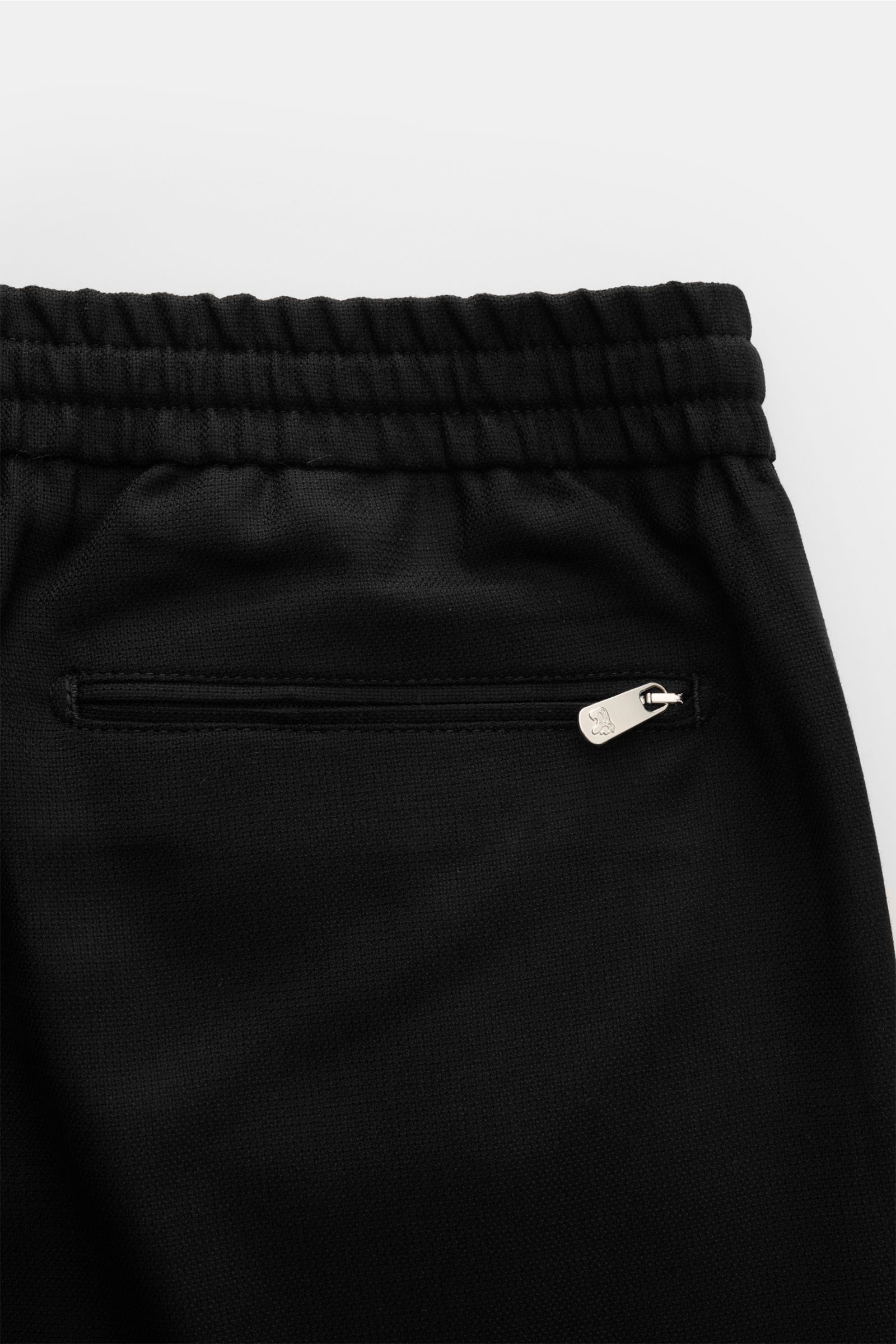 Marco Pescarolo Woll-Jogpants 'Caracciolo' schwarz, Detailaufnahme von hinten oben mit elastischem Bund, Reißverschluss-Gesäßtasche, schmal zulaufend.