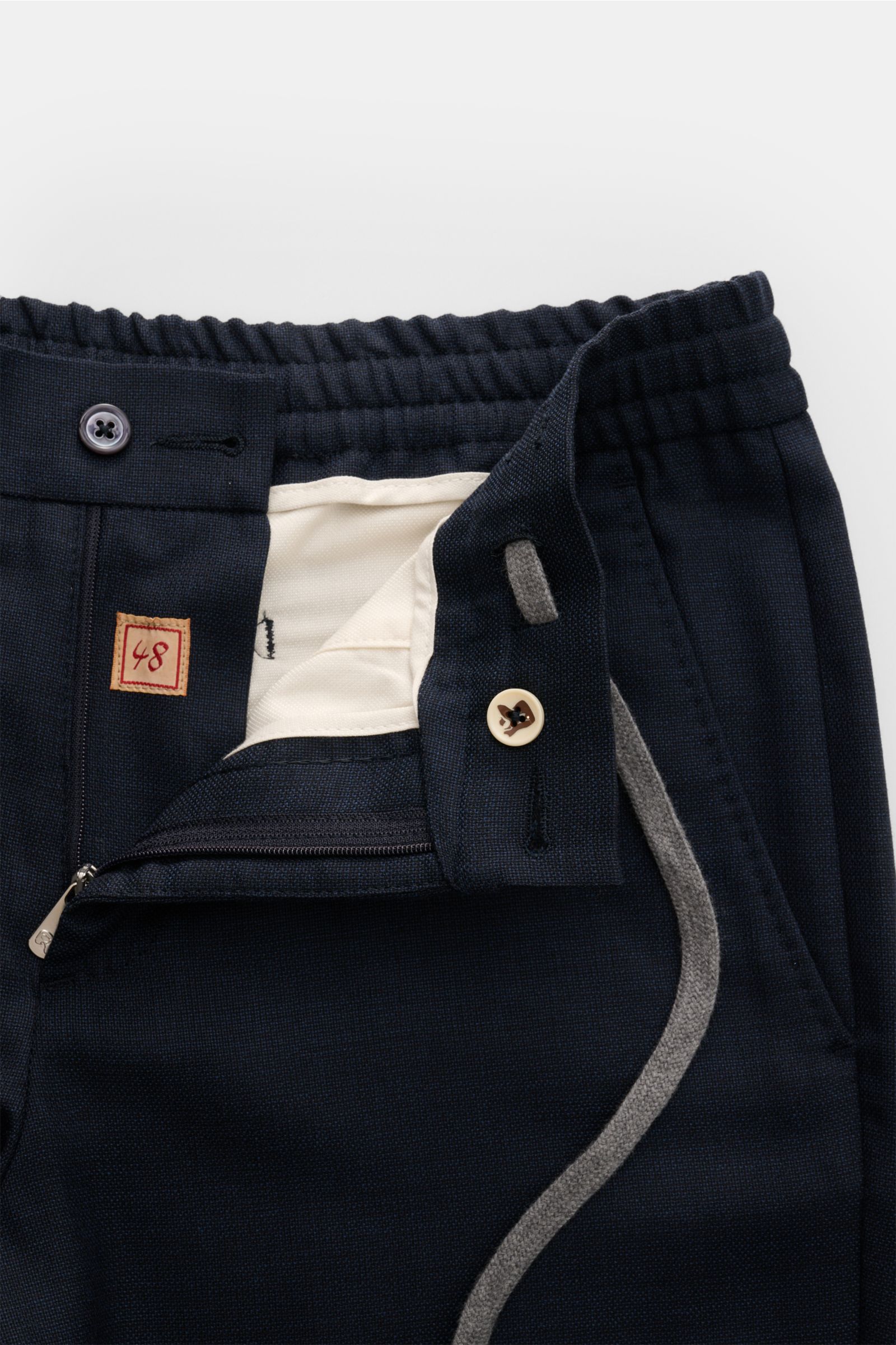 Marco Pescarolo Woll-Jogpants 'Caracciolo' navy aus reiner Schurwolle, Regular Fit, elastischer Bund, Reißverschluss, Bundknopf, Detailansicht von oben.