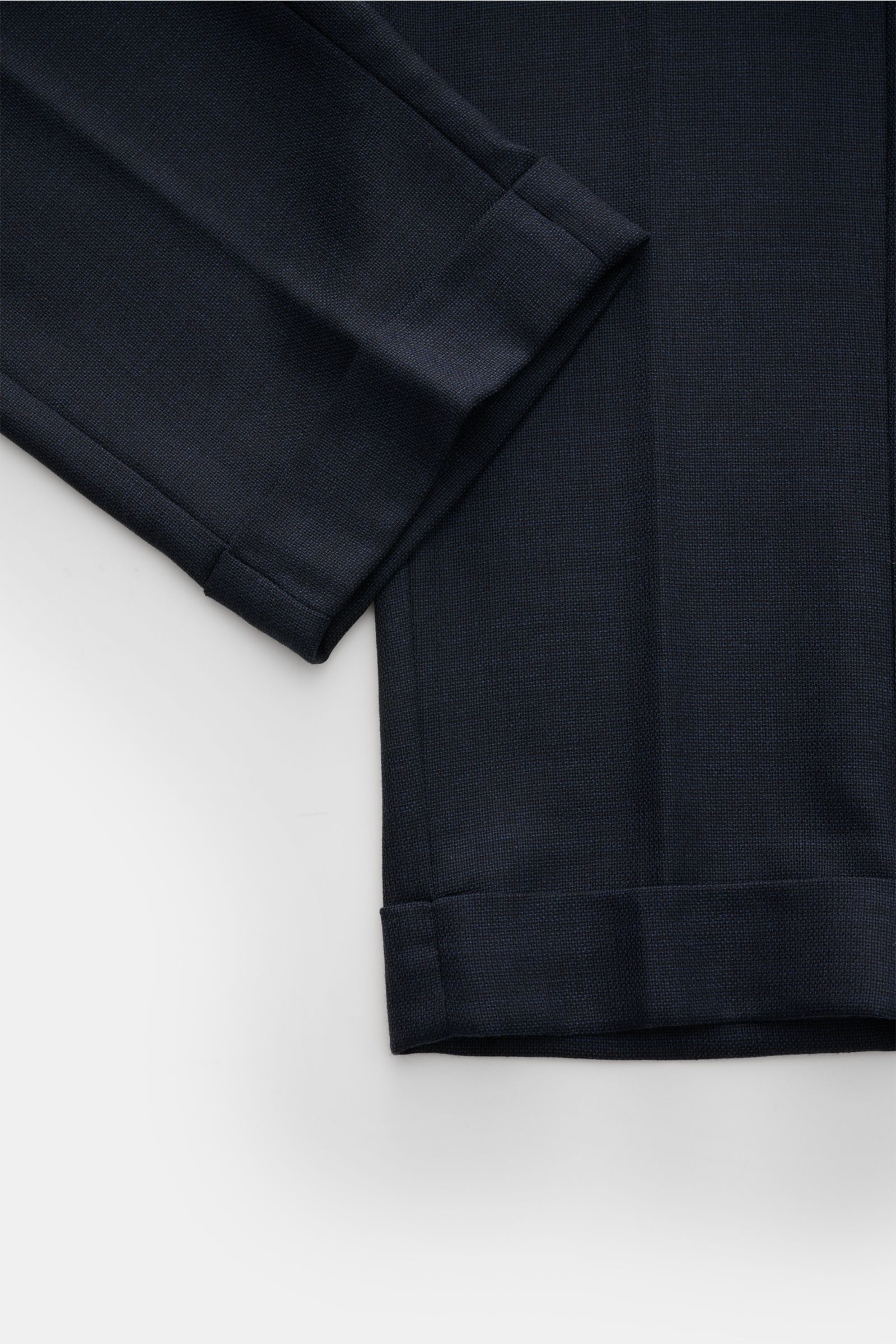 Marco Pescarolo Woll-Jogpants 'Caracciolo' navy, Detailfoto von unten, schmal zulaufend mit fixiertem Saumaufschlag aus weicher Schurwolle.