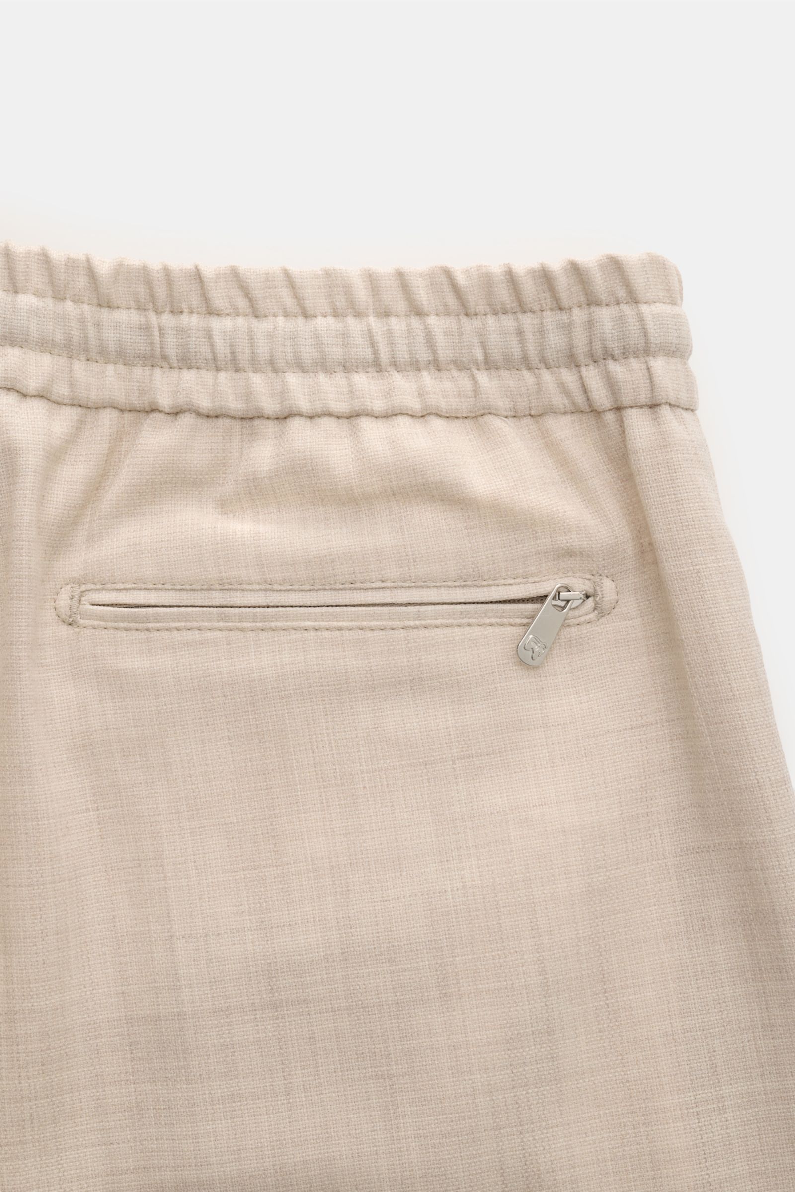 Marco Pescarolo Woll-Jogpants 'Caracciolo' beige meliert shown from a close-up side view, highlighting elastic waistband and zipped back pocket. 

Die elegante Jogpants 'Caracciolo' vom italienischen Modelabel MARCO PESCAROLO vereint edle Schurwolle zu