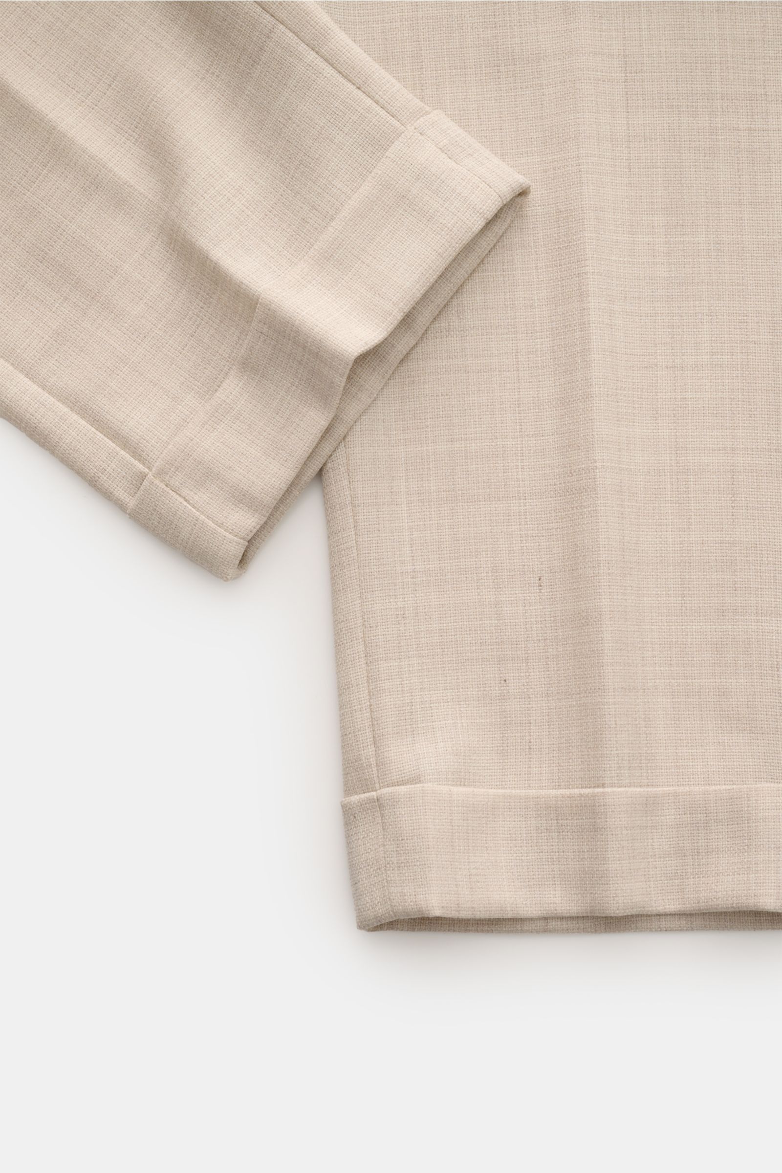Close-up top-down view of the hem and cuff details of Marco Pescarolo Woll-Jogpants 'Caracciolo' beige meliert, showcasing fine beige melange fabric texture.

Die elegante Jogpants 'Caracciolo' vom italienischen Modelabel MARCO PESCAROLO vereint edle S