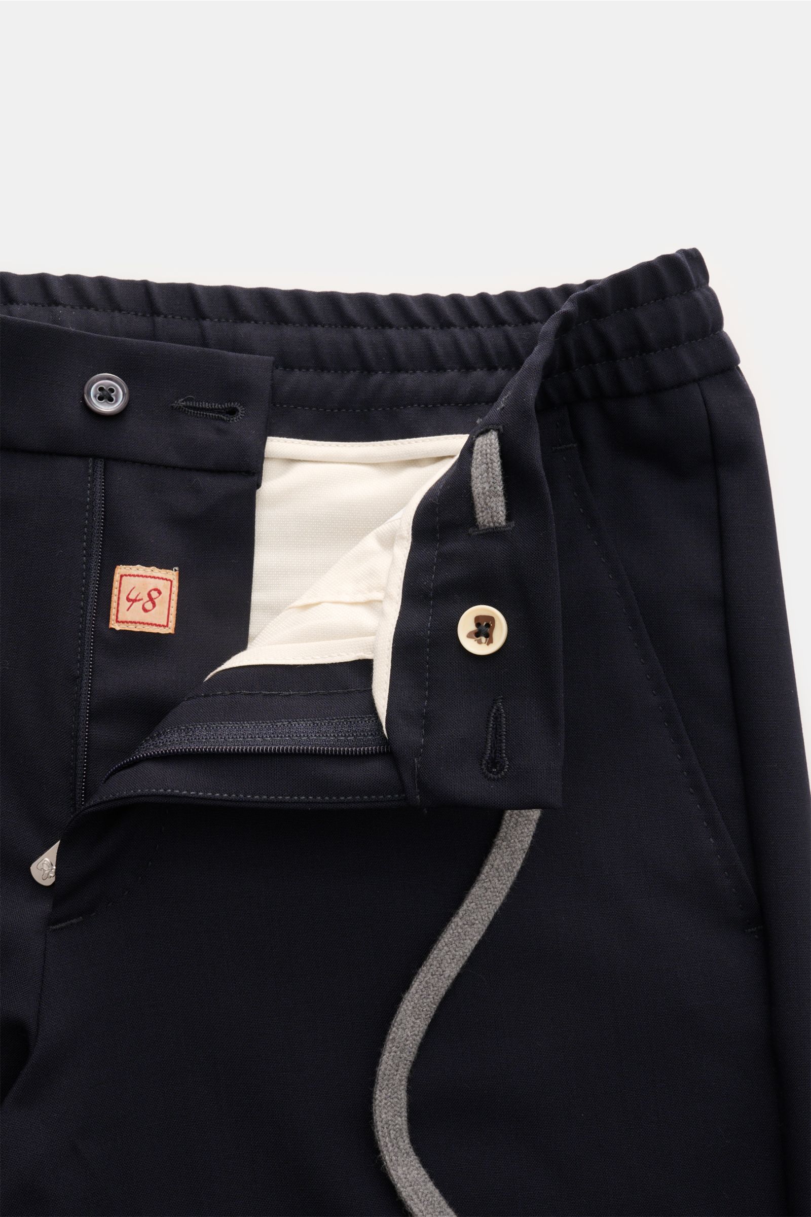 Marco Pescarolo Woll-Jogpants 'Caracciolo' navy in Nahaufnahme von vorne, mit elastischem Bund, Tunnelzug, Reißverschluss und Bundknopf.