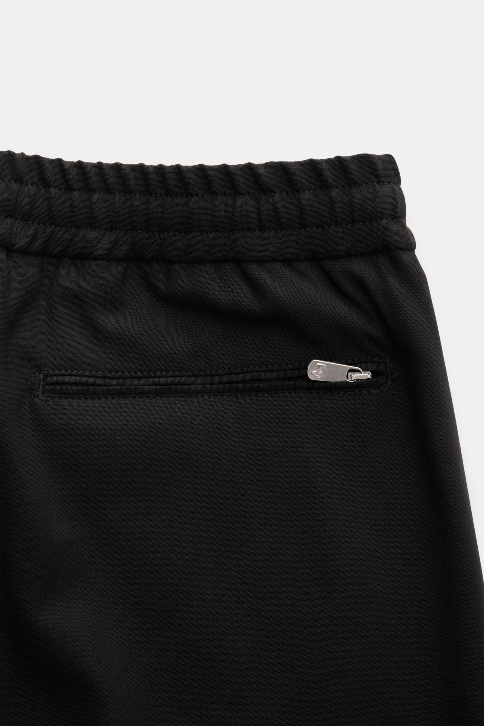 Marco Pescarolo Woll-Jogpants 'Caracciolo' schwarz, Detailaufnahme rückseitige paspelierte Tasche mit Zipper, elastischer Bund, glatter Griff, Regular Fit.