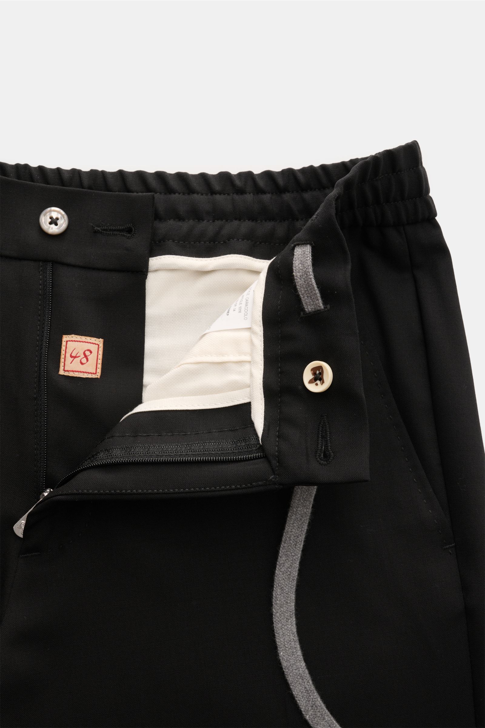 Marco Pescarolo Woll-Jogpants 'Caracciolo' schwarz, Detailaufnahme von Bund mit Reißverschluss, Knopf, Tunnelzug, französischen Taschen, Regular Fit.