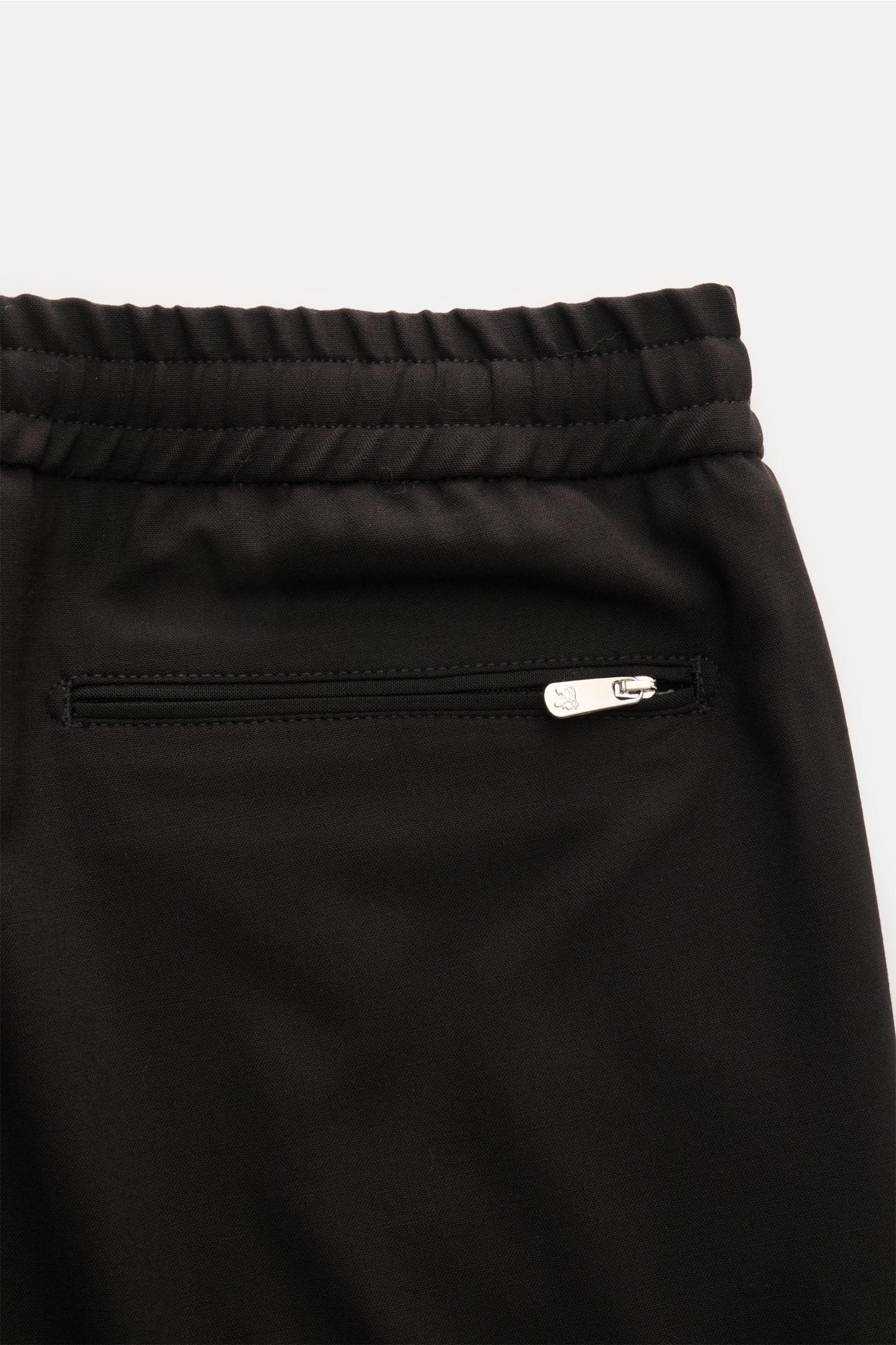 Marco Pescarolo Woll-Jogpants 'Caracciolo' dunkelbraun, Detailfoto von hinten oben, elastischer Bund mit Tunnelzug, paspelierte Gesäßtasche mit Zipper.