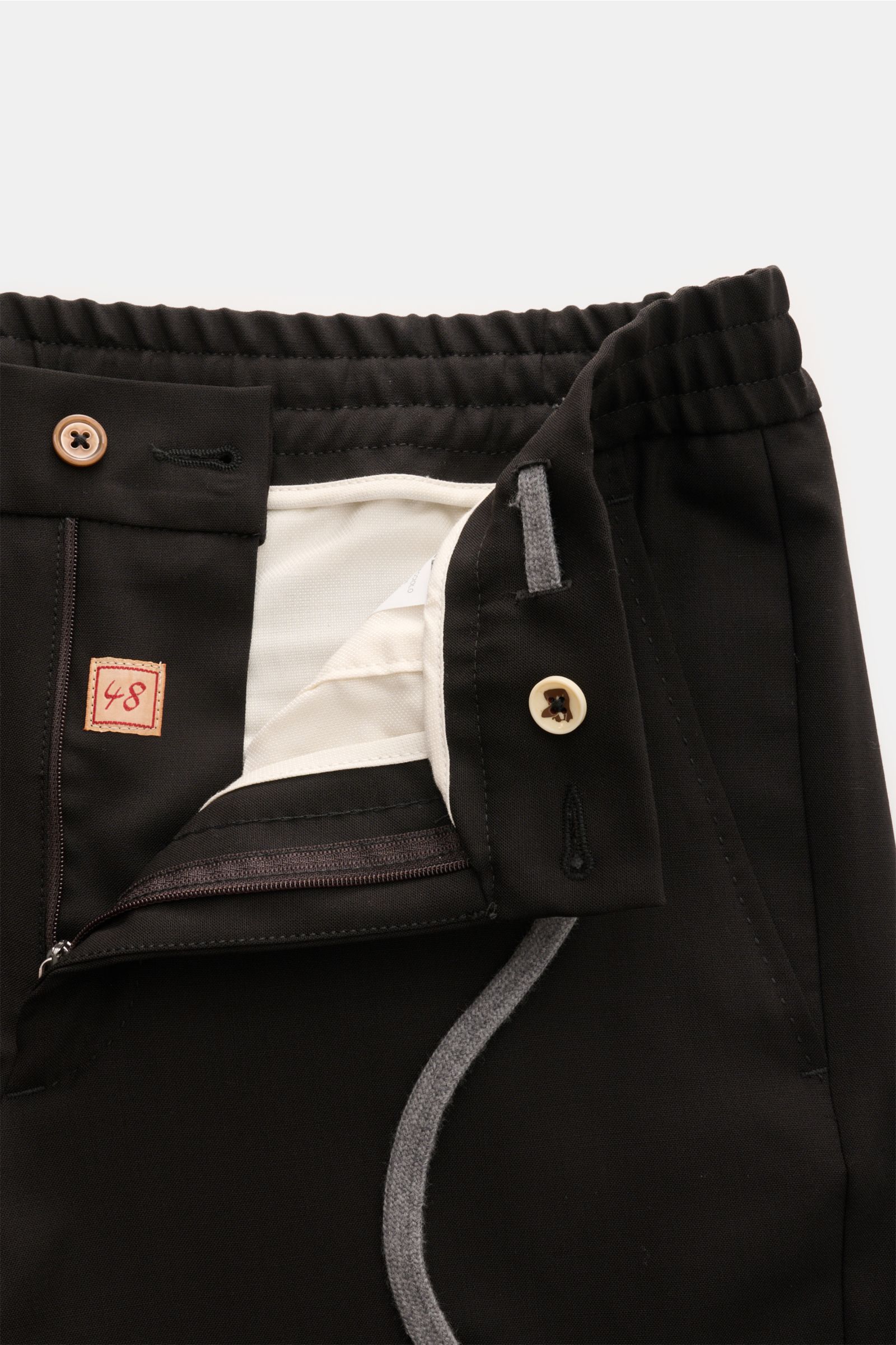 Marco Pescarolo Woll-Jogpants 'Caracciolo' dunkelbraun in Nahaufnahme, elastischer Bund, Reißverschluss, Knopf und Tunnelzug von vorne sichtbar.