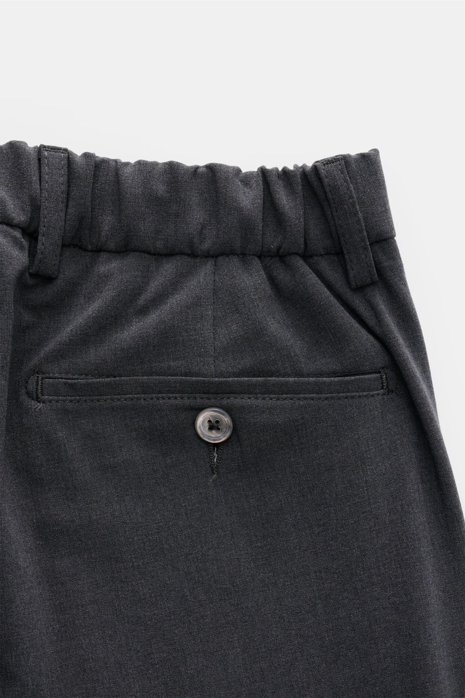 Close-up rear view of Marco Pescarolo Wollhose 'Evo' dunkelgrau meliert, showing elastic wool fabric, soft touch, regular fit, tapered leg, part-elastic waistband, buttoned back pocket. Exquisite Fertigung und Materialqualität sind kennzeichnend für die P