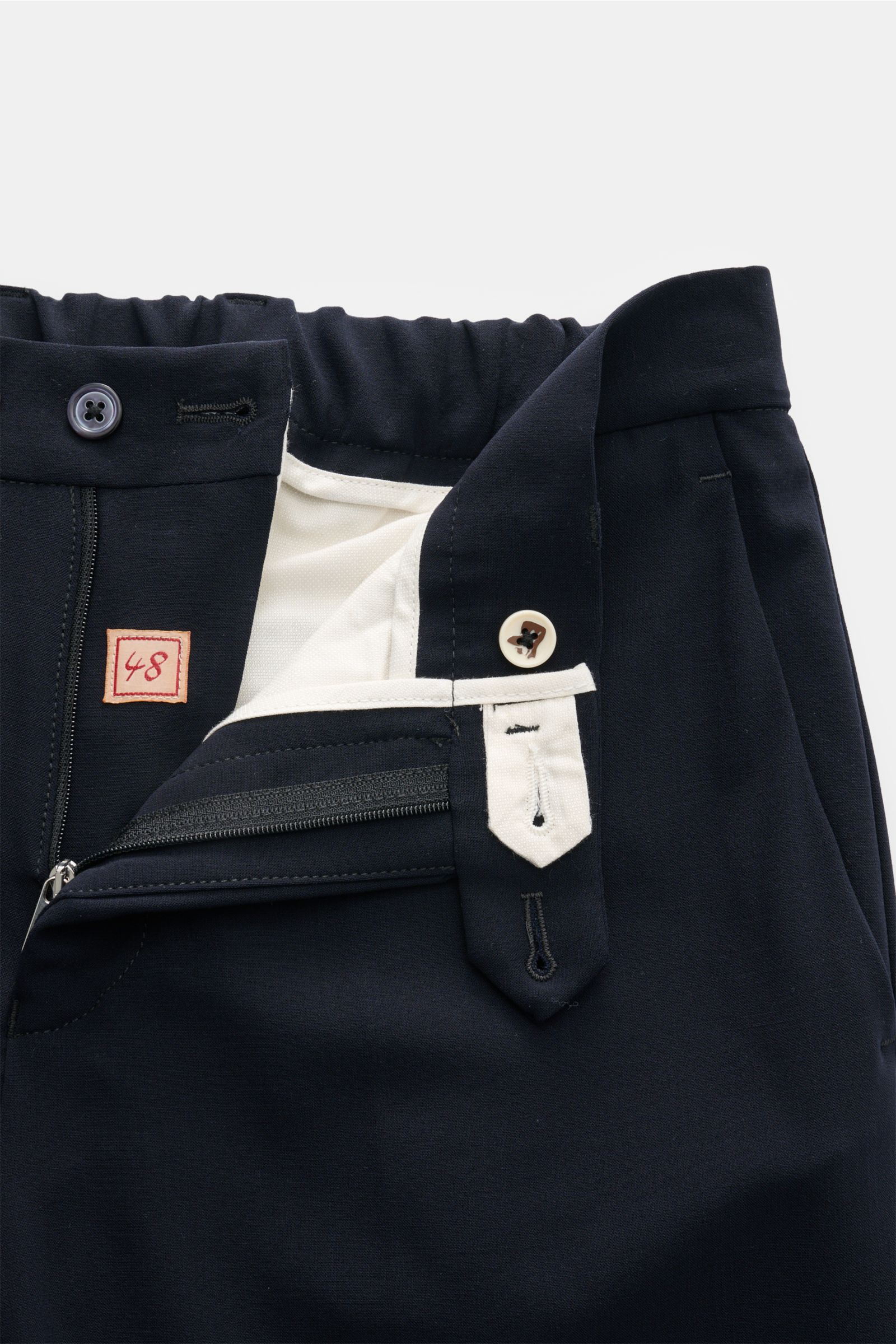 Marco Pescarolo Wollhose 'Evo' navy, elastische Wolle, weicher Griff, Regular Fit, schmal zulaufend, teil-elastischer Bund, Reißverschluss, Knöpfe, Detailansicht von vorne.