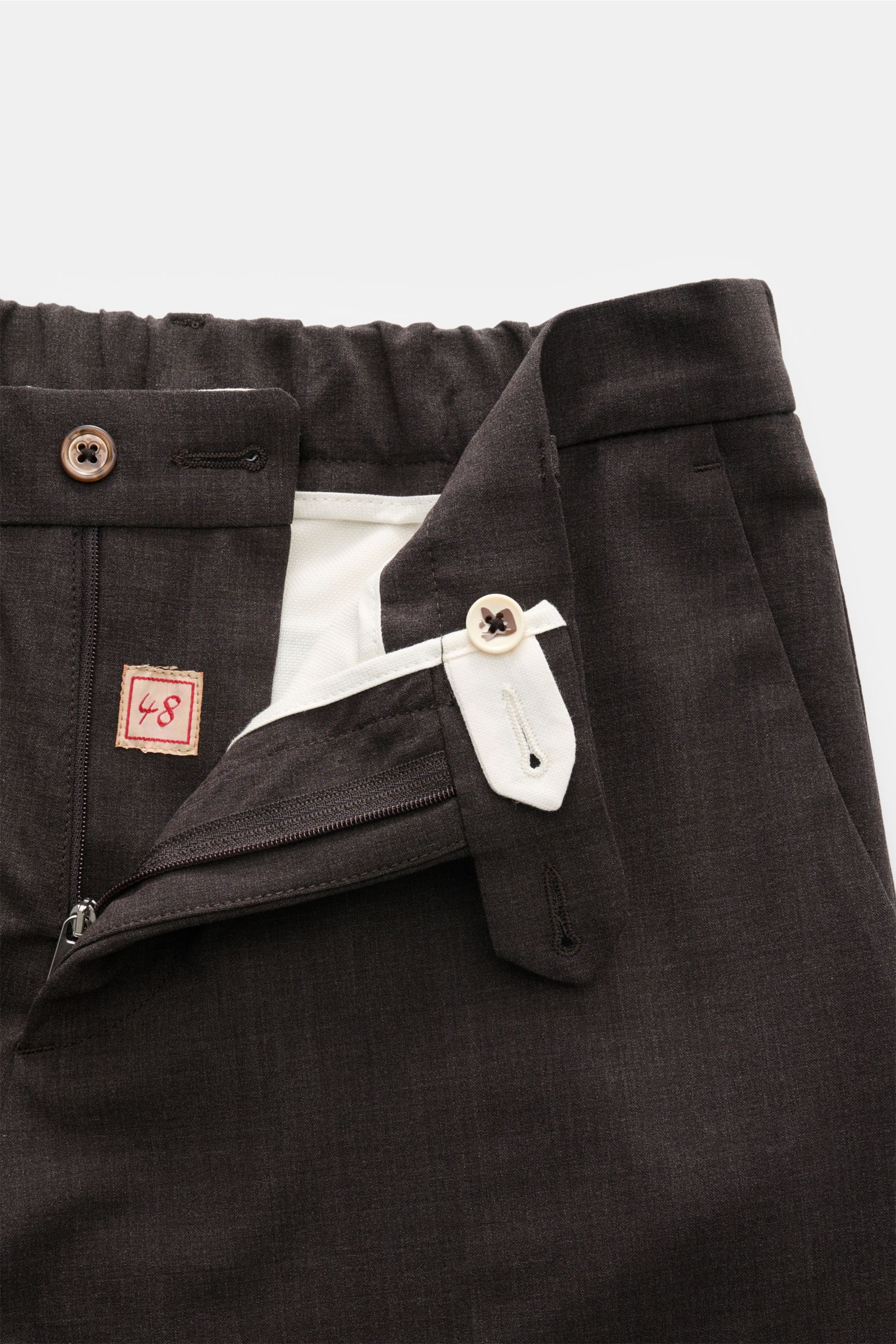 Marco Pescarolo Wollhose 'Evo' graubraun meliert aus elastischer Wolle mit teilelastischem Bund, Reißverschluss, Knöpfen, frontal nah.