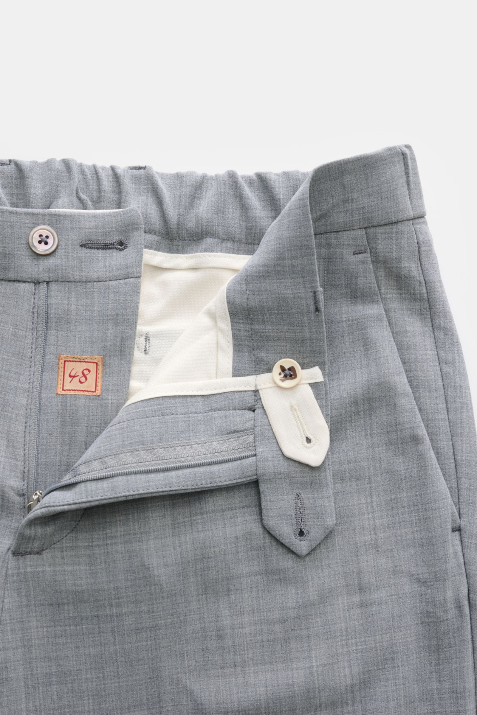 Nahaufnahme der geöffneten Marco Pescarolo Wollhose 'Evo' grau meliert, elastische Wolle, weicher Griff, teilelastischer Bund, Reißverschluss, Knöpfe, Regular Fit.