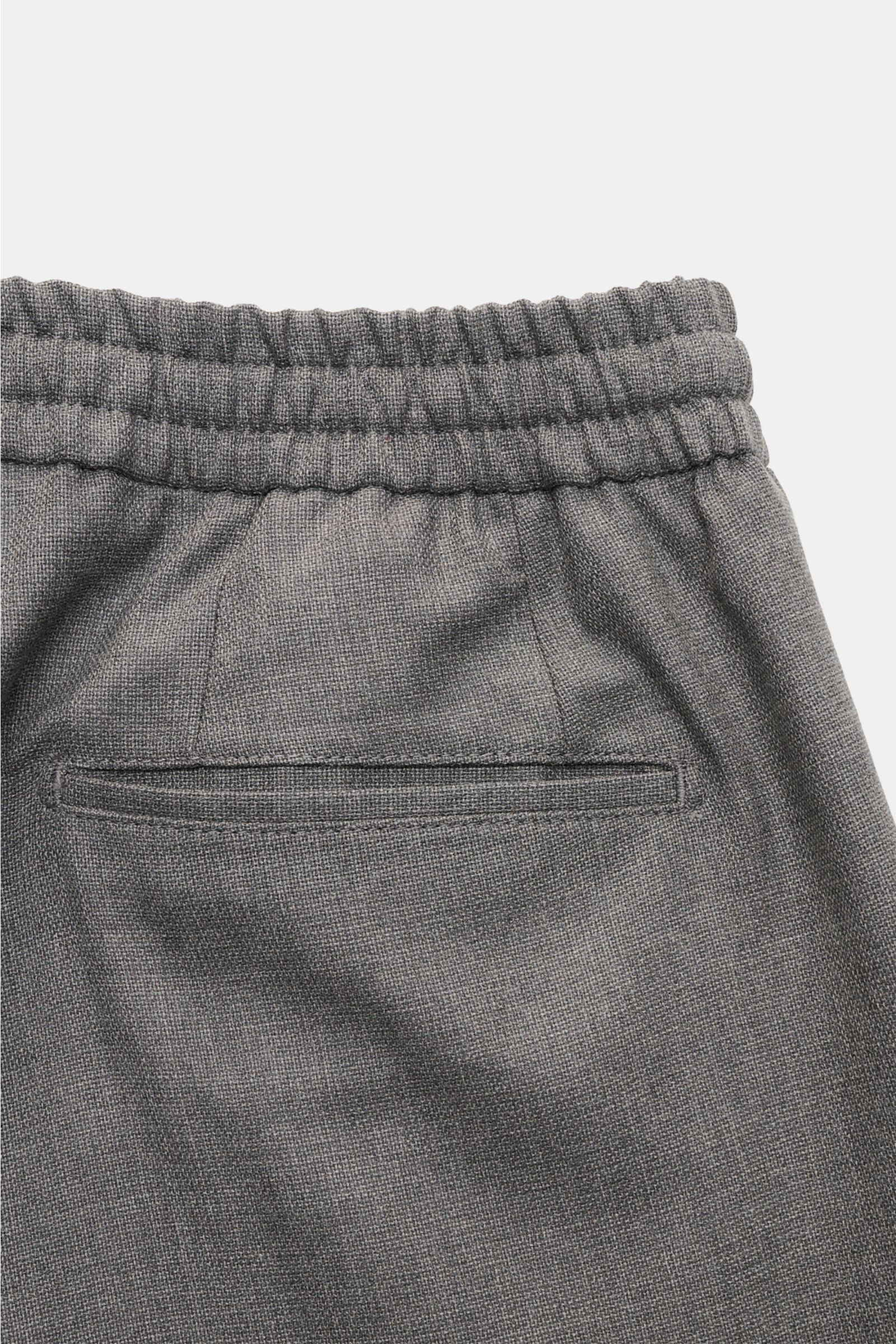 Marco Pescarolo Woll-Jogpants 'Chiaia' dunkelgrau meliert, Detailaufnahme von hinten oben, elastischer Bund, paspelierte Gesäßtasche, reine Schurwolle.