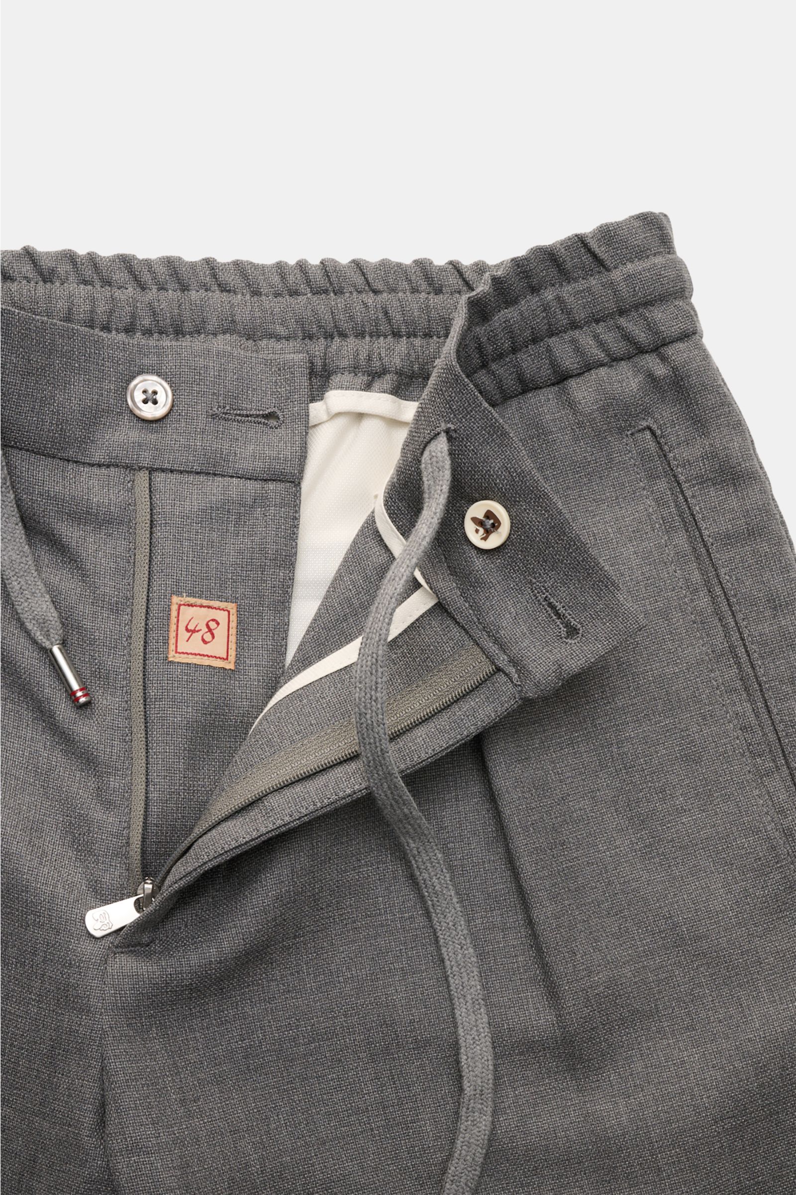 Marco Pescarolo Woll-Jogpants 'Chiaia' dunkelgrau meliert, Detailaufnahme von Bund mit Reißverschluss, Knopf, Tunnelzug, paspelierte Taschen, reine Schurwolle.