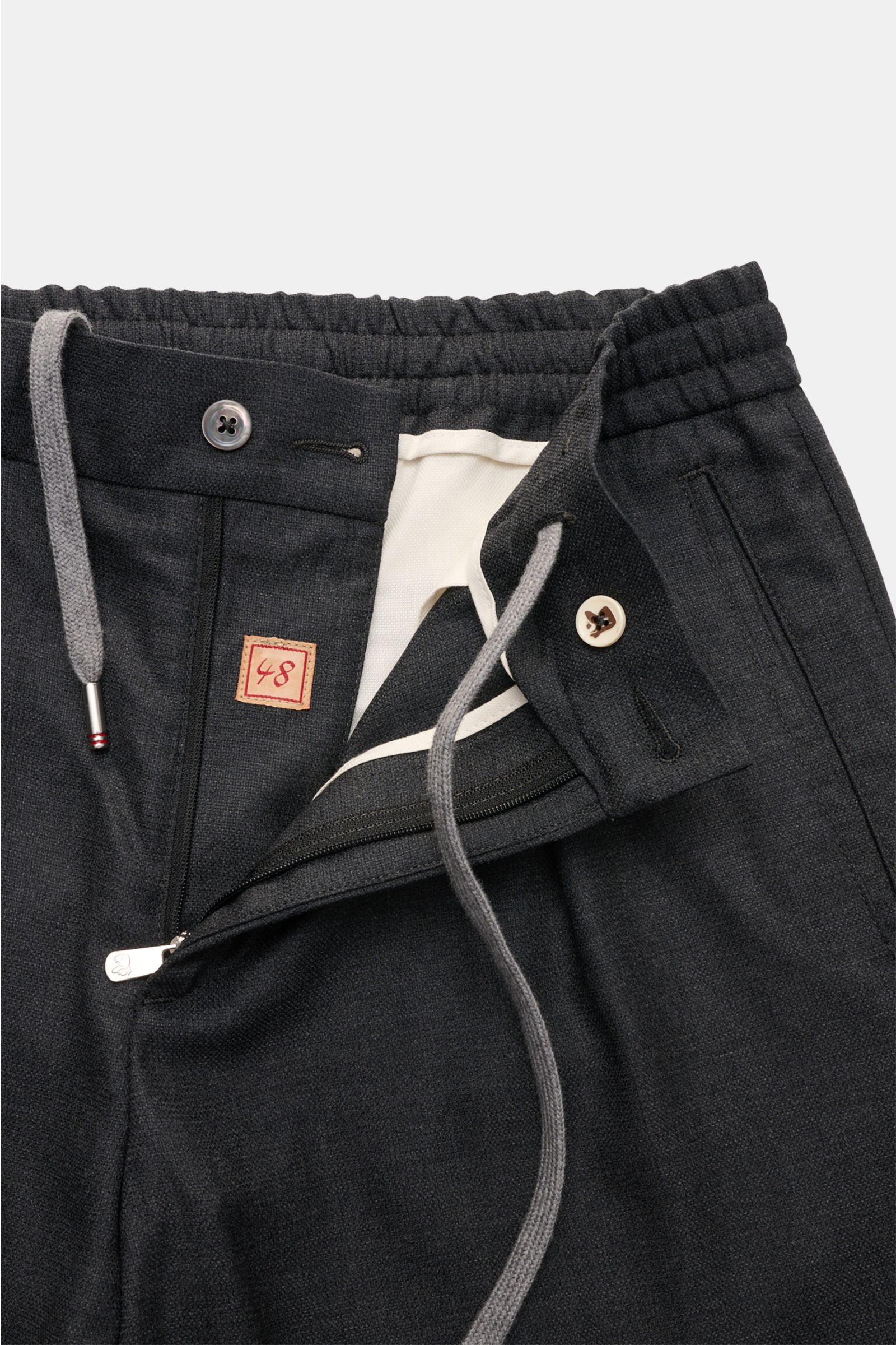 Marco Pescarolo Woll-Jogpants 'Chiaia' anthrazit meliert, Detailansicht von vorne offen, elastischer Bund, Reißverschluss, Bundknopf, weiche Schurwolle.