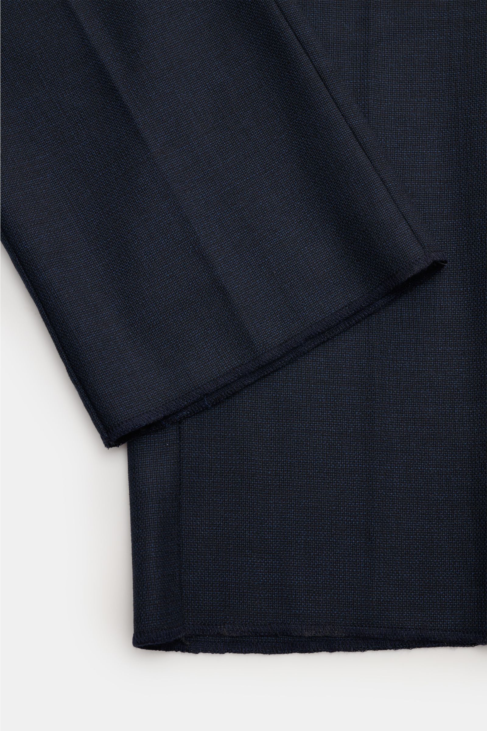 Close-up of the hem and fabric texture of Marco Pescarolo Wool jogger pants 'Chiaia' navy, photographed from above.

The elegant jogger pants 'Chiaia' by Italian fashion label MARCO PESCAROLO combine lightweight fabric in pure virgin wool in a casual c