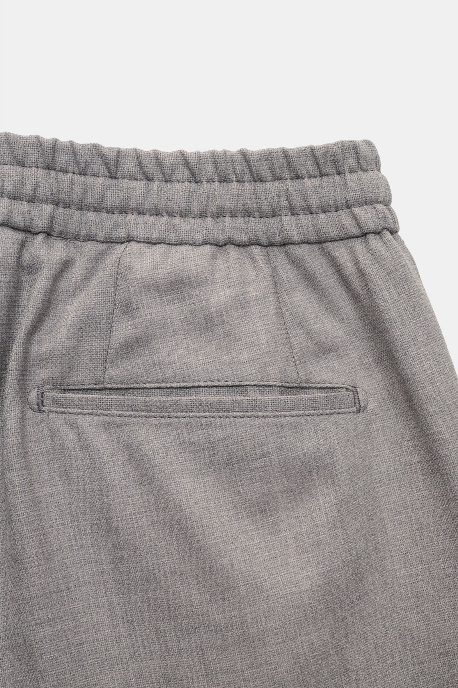 Marco Pescarolo Woll-Jogpants 'Chiaia' grau meliert, Detailaufnahme von hinten oben, elastischer Bund, paspelierte Gesäßtasche, reine Schurwolle.