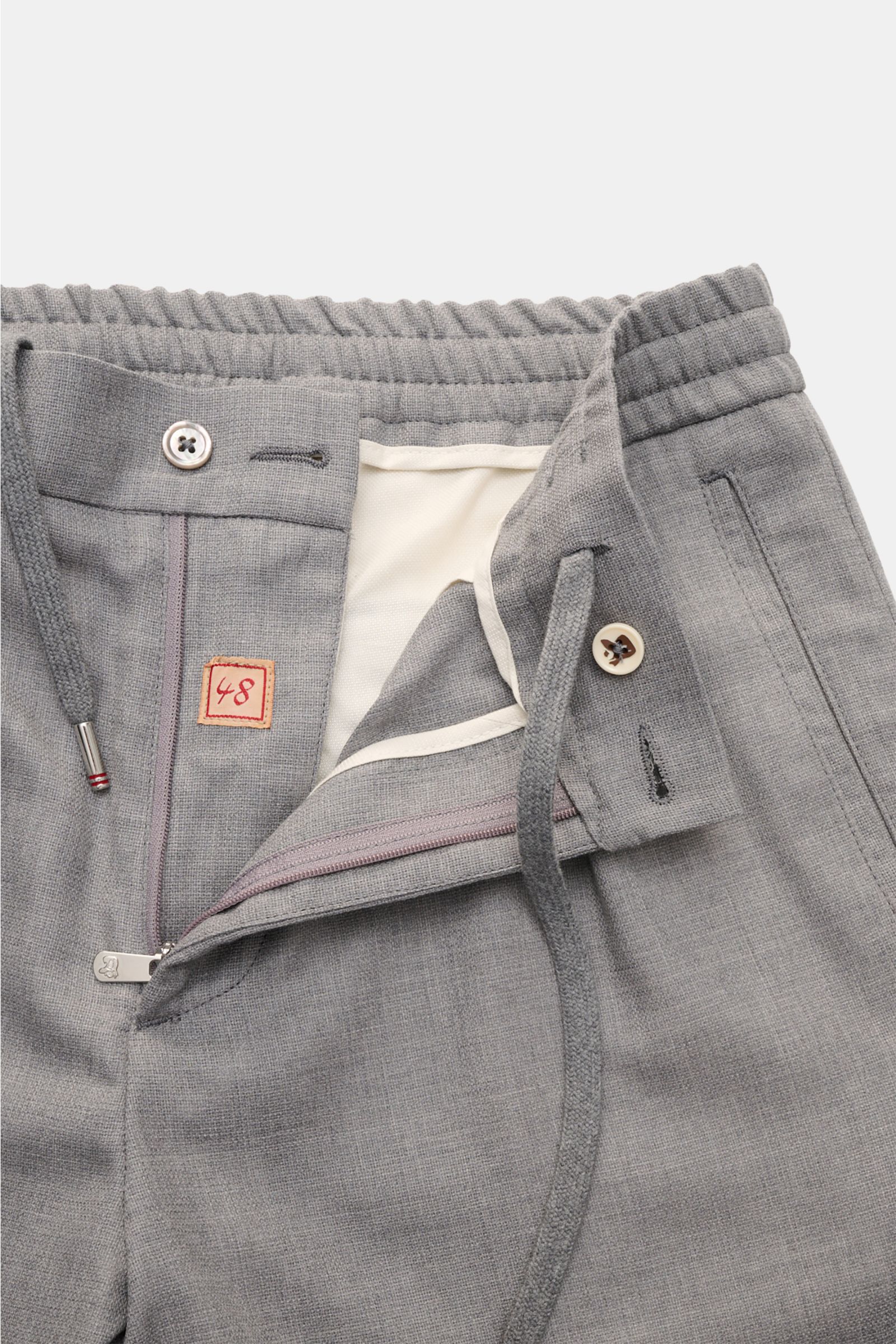 Marco Pescarolo Woll-Jogpants 'Chiaia' grau meliert, Detailaufnahme von Bund mit Reißverschluss, Knopf, elastischem Tunnelzug, paspelierte Taschen.