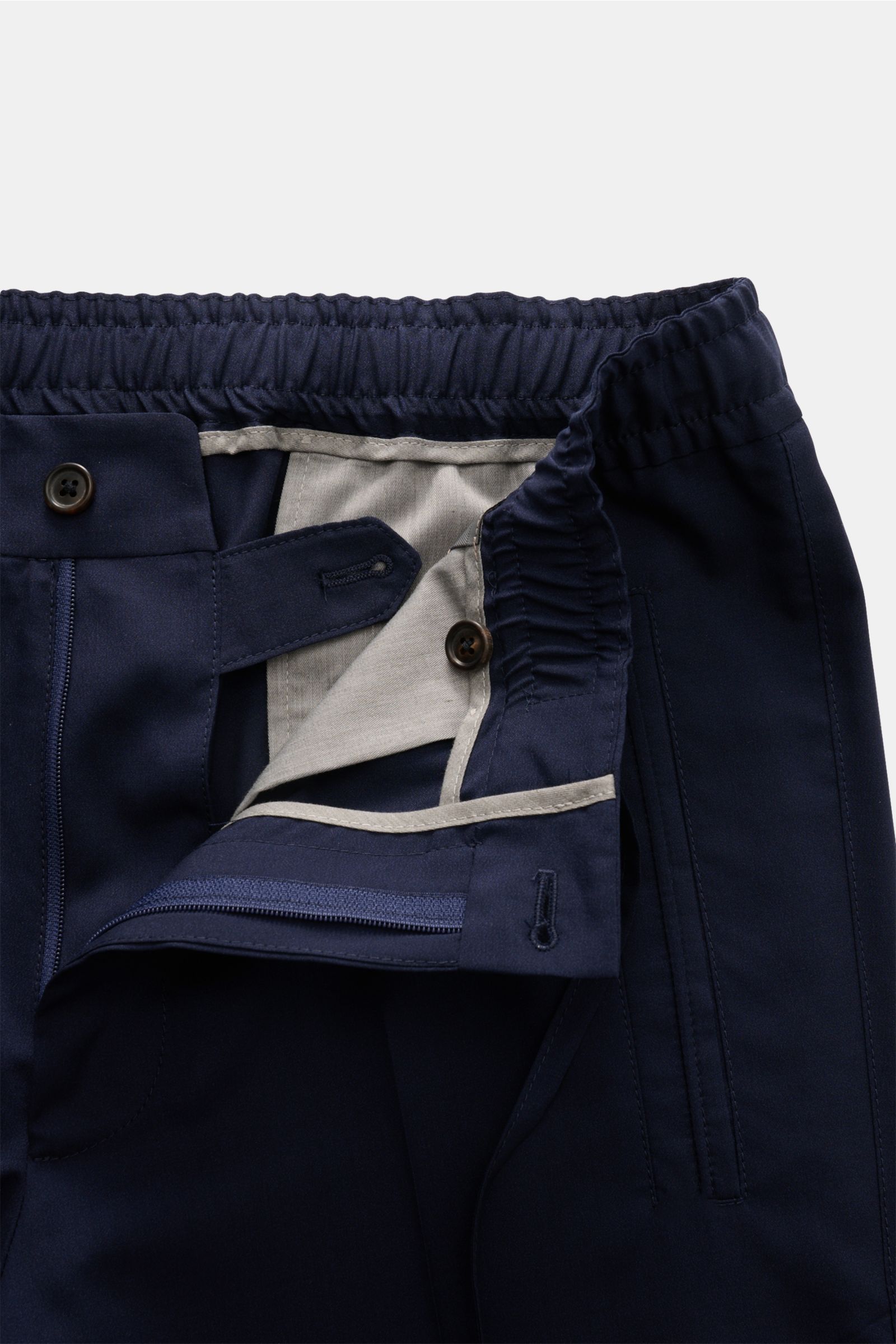 Corneliani Jogpants navy close-up from the front showing elastic waistband, button, zipper, and inside lining.

Smart Casual mit Luxusfaktor: Die Jogpants von CORNELIANI überzeugt mit edler Schurwoll-Seidenmischung und moderner, lässiger Passform.
- Mix a