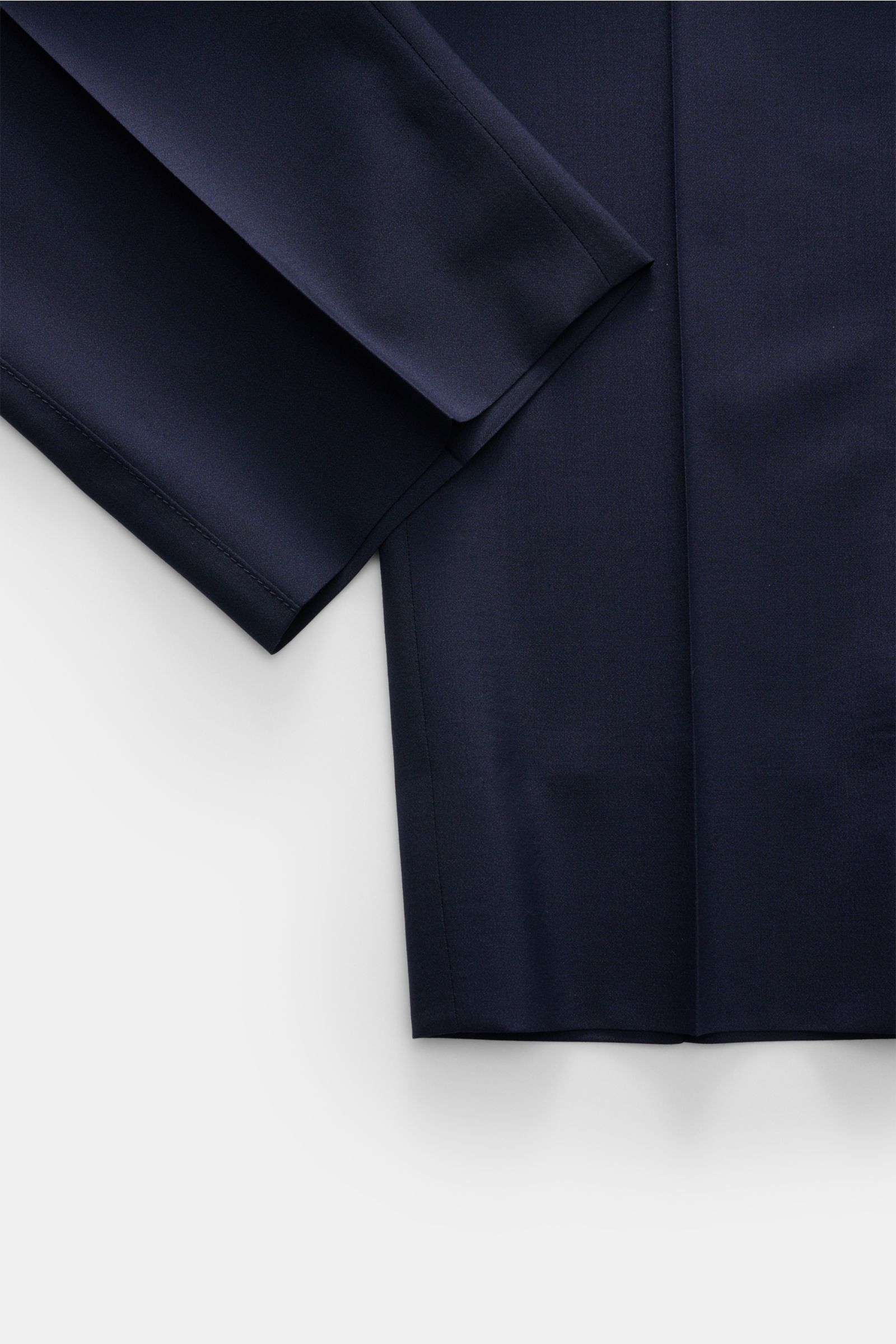 Close-up front view of Corneliani Jogpants navy in smooth Schurwoll-Seidenmischung, slim fit with elastic waistband and French pockets.