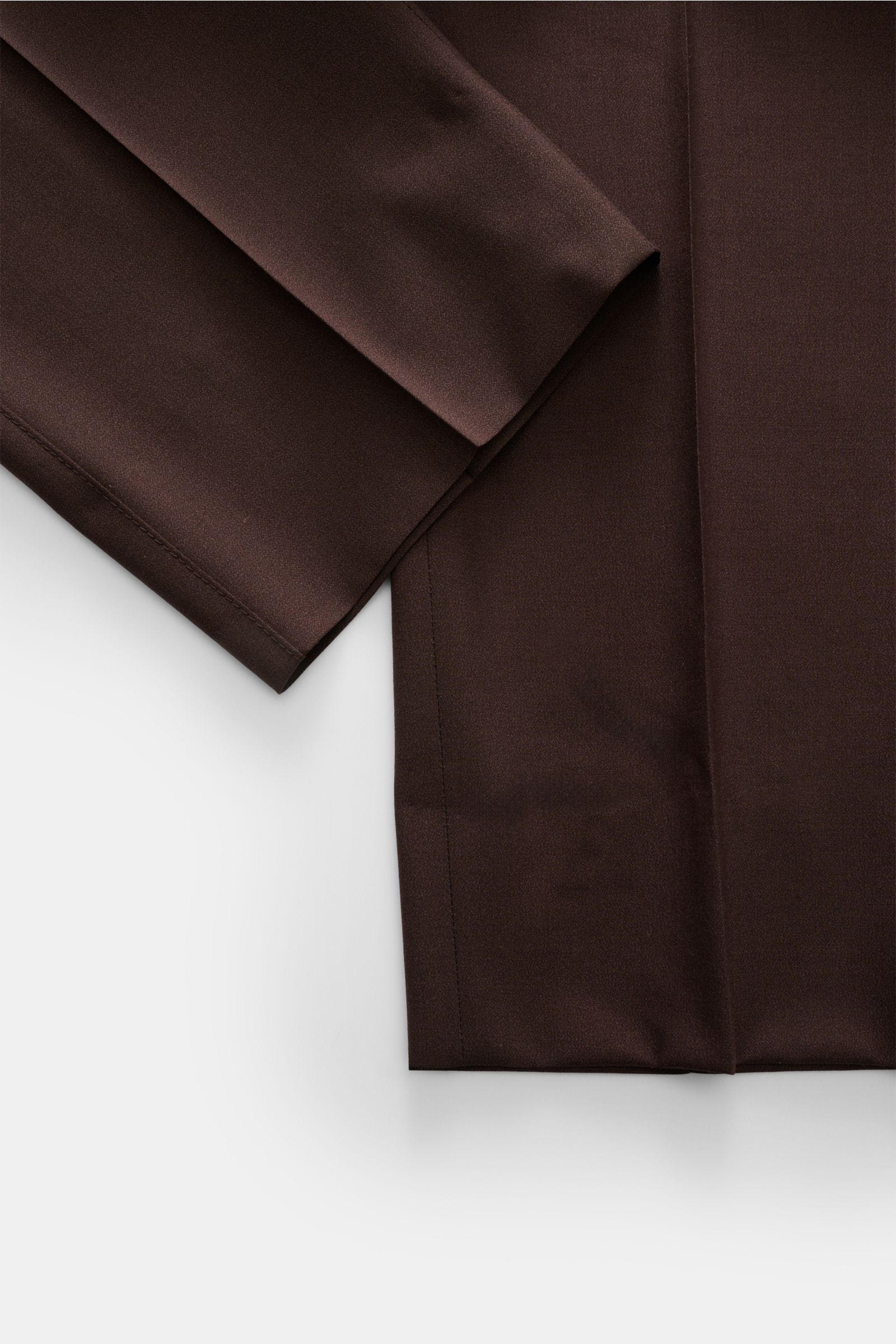 Close-up top-down view of Corneliani Jogpants dunkelbraun fabric, showcasing smooth, slim fit wool-silk blend with fine stitching.

Description: Smart Casual mit Luxusfaktor: Die Jogpants von CORNELIANI überzeugt mit edler Schurwoll-Seidenmischung und 