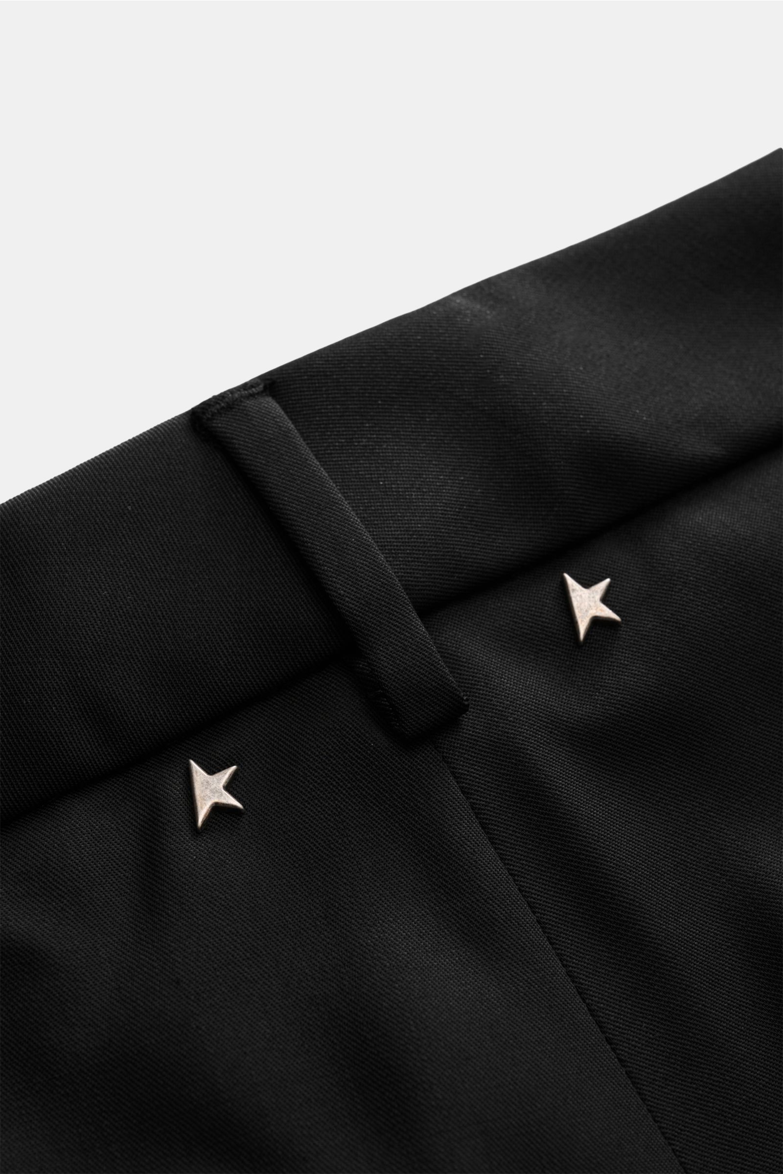 Nahaufnahme der Golden Goose Wollhose 'Pablo' schwarz, Slim Fit aus reiner Schurwolle mit Nieten-Detail am Bund.