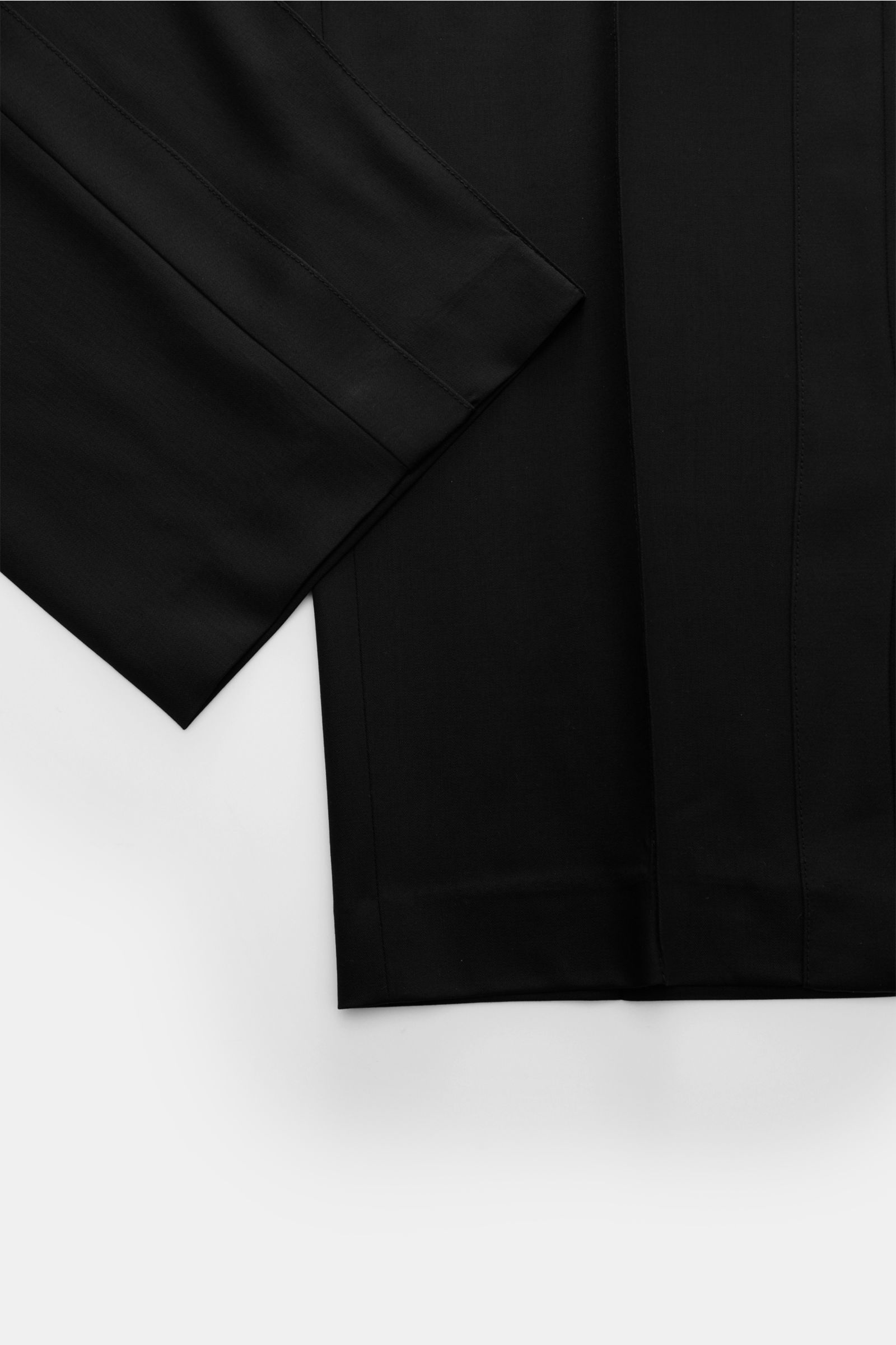 Golden Goose Wollhose 'Pablo' schwarz, Slim Fit aus reiner Schurwolle mit Galonstreifen, Bügelfalte, Taschen, Nieten-Detail, Detailaufnahme von unten.