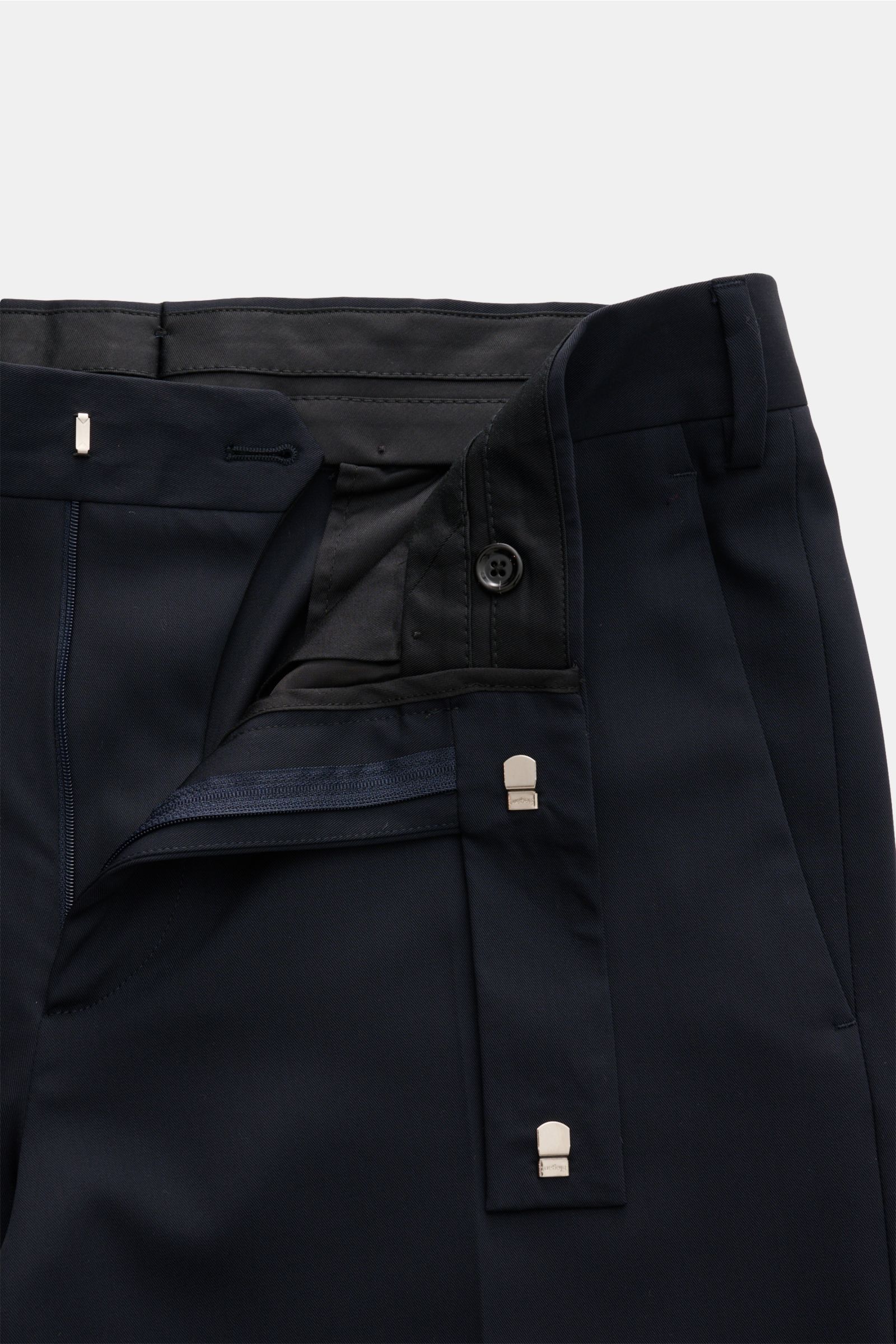 Lardini Wollhose navy aus reiner Wolle, Gabardine, Regular Fit, gerade, Reißverschluss, Bundhaken, französische Taschen, Uhrentasche, paspelierte Gesäßtaschen, von oben fotografiert.
