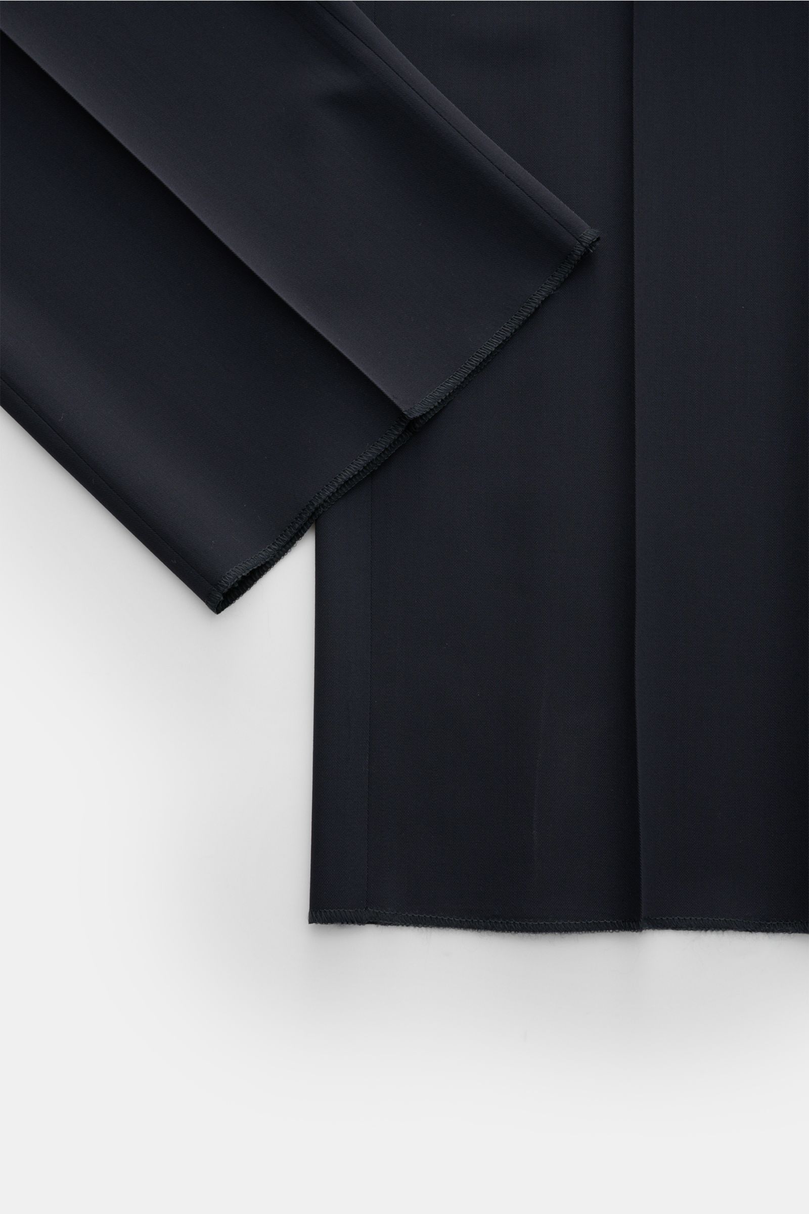 Lardini Wollhose navy aus reiner Wolle, luftiger Regular Fit, gerader Schnitt, Detailaufnahme der offenen Beinenden von oben.