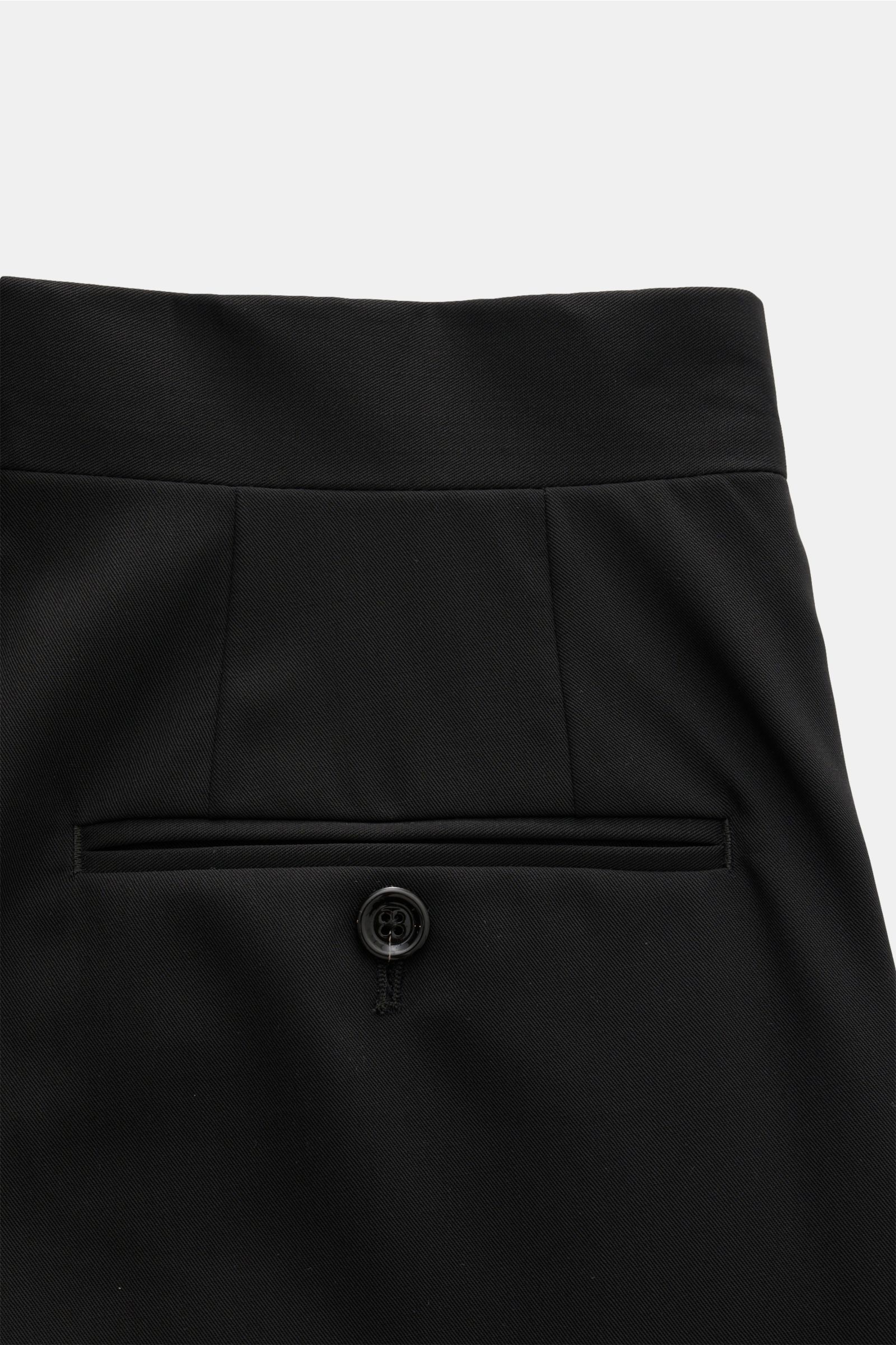 Lardini Wollhose schwarz, leichte Gabardine aus Wolle, Regular Fit, gerade geschnitten, Detailaufnahme von hinten mit paspelierter Tasche und Knopf.
