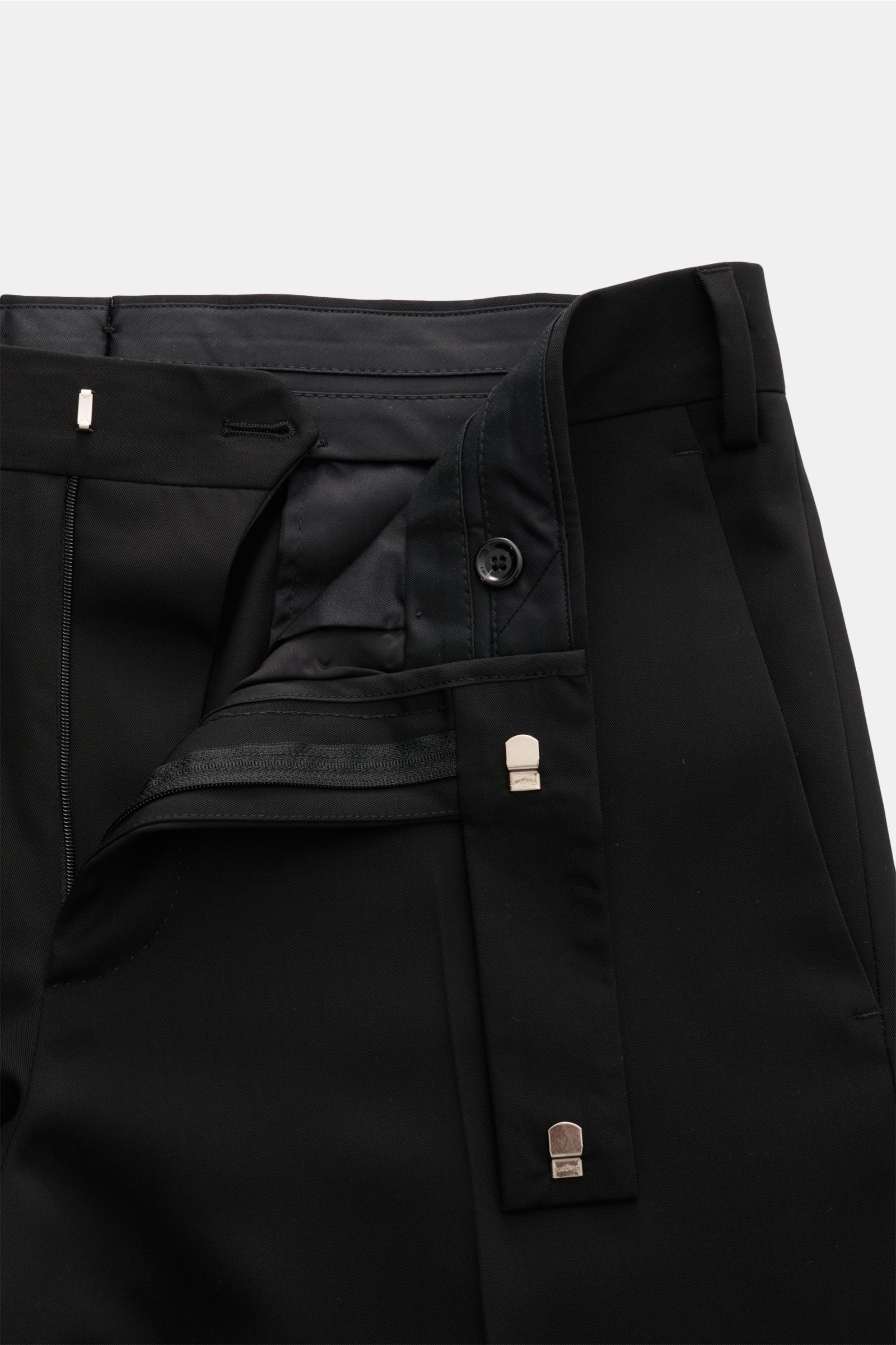 Lardini Wollhose schwarz aus leichter Wolle, Regular Fit, gerader Schnitt, geöffnete Front mit Reißverschluss und Bundhaken, französische Taschen.