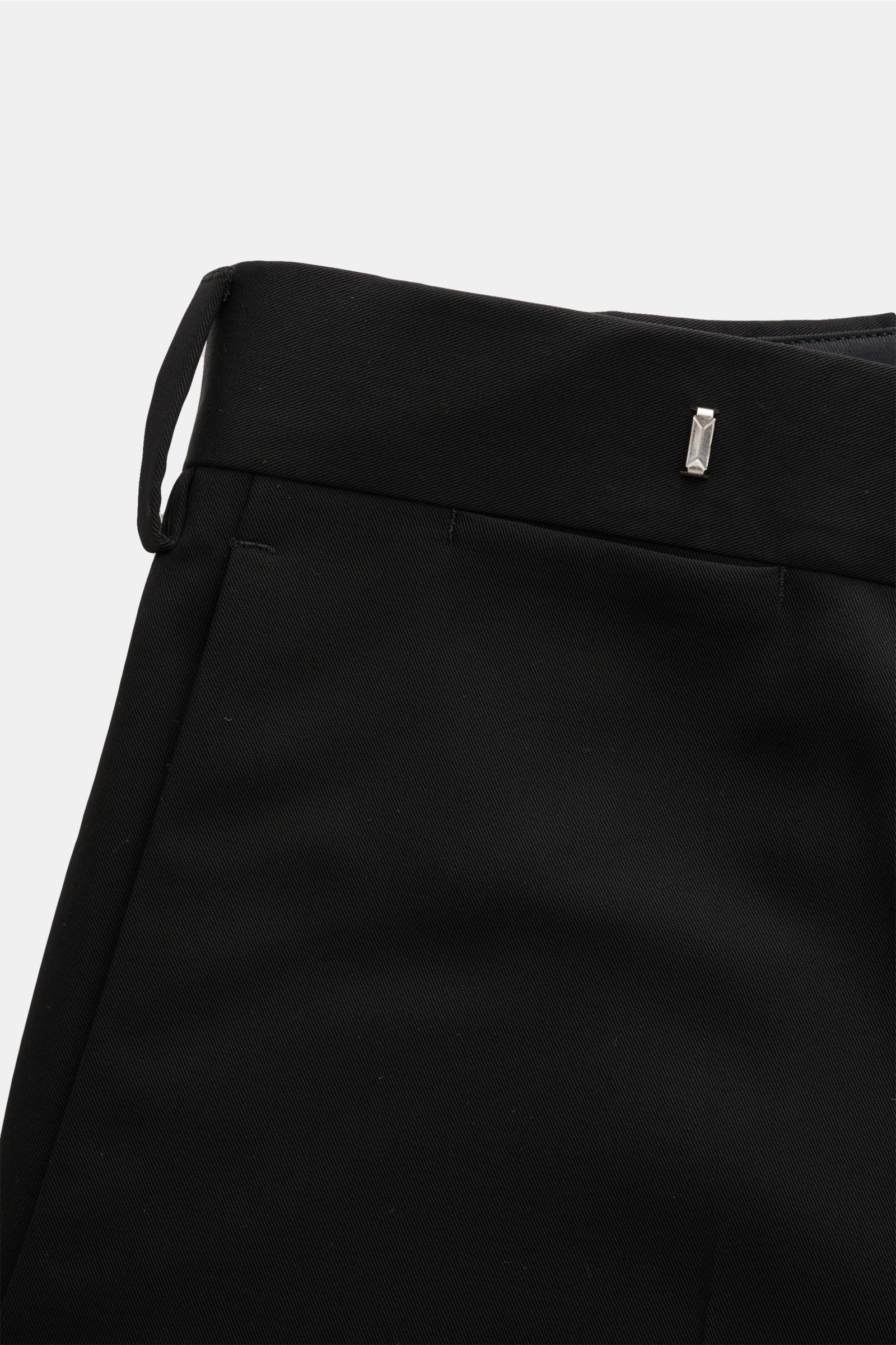 Lardini Wollhose schwarz aus leichter reiner Woll-Gabardine, Regular Fit, gerader Schnitt, Reißverschluss, Bundhaken, französische Taschen, Uhrentasche, paspelierte Gesäßtaschen, Detailaufnahme von oben.