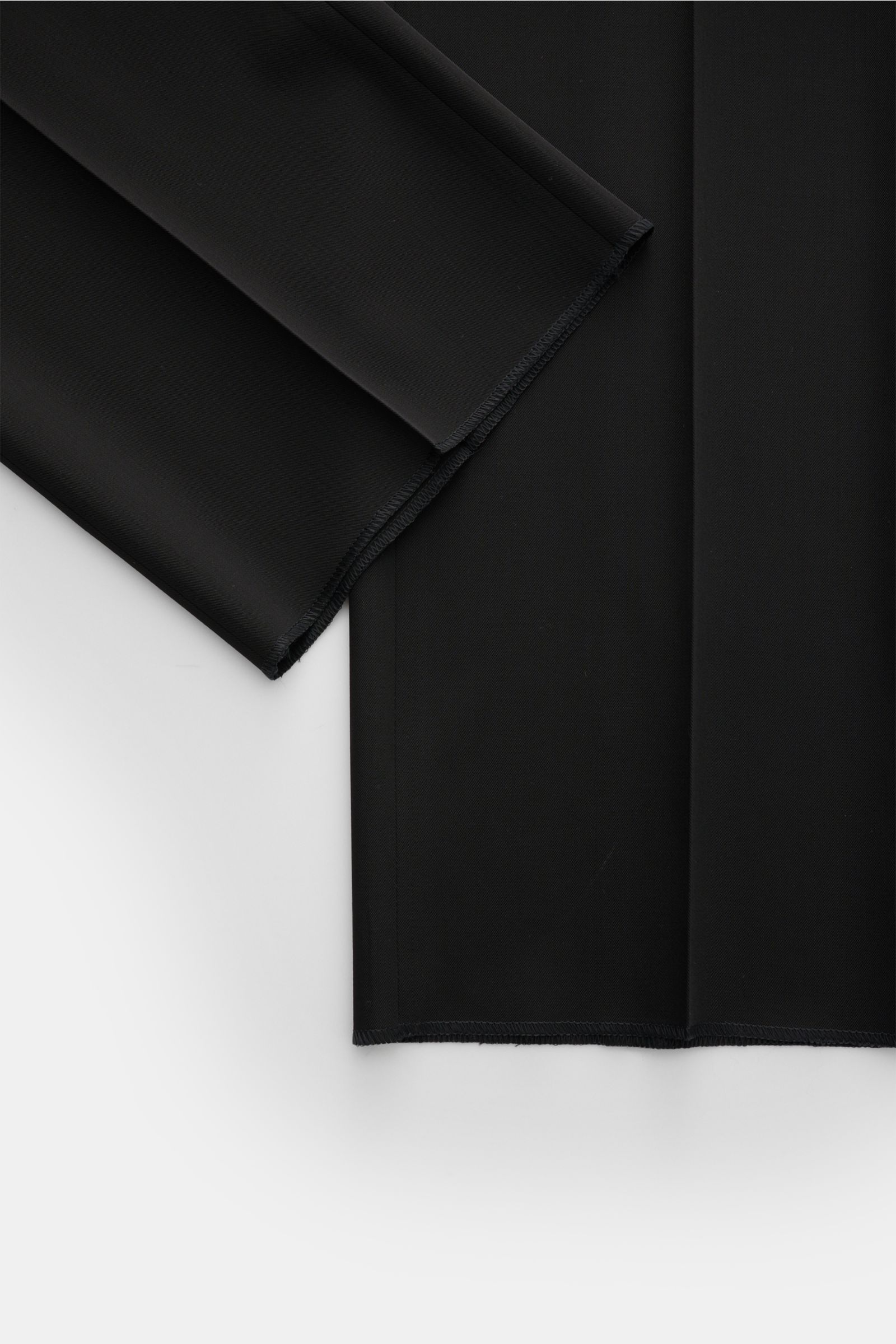 Lardini Wollhose schwarz aus leichter Wolle, Regular Fit, offener Saum, Detailaufnahme von unten mit geradem Schnitt und feiner Gabardine.