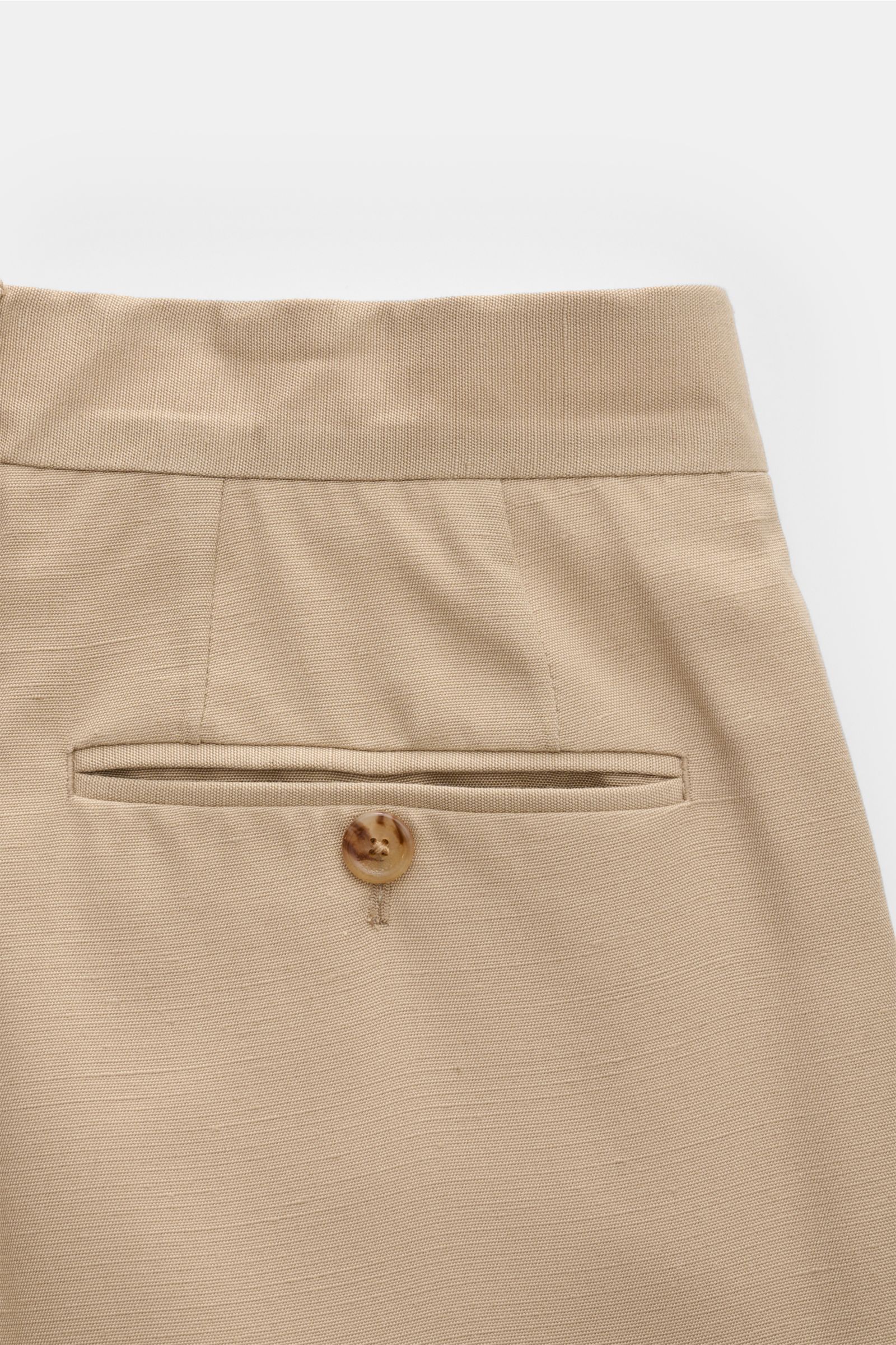 Close-up rear view of Lardini Hose beige showing the back pocket with button, made of lightweight viscose and silk blend fabric.

Description: Edler Zwirn vom italienischen Traditionshaus LARDINI: aus leichter Viskose mit Anteil von Seide ist diese Hos