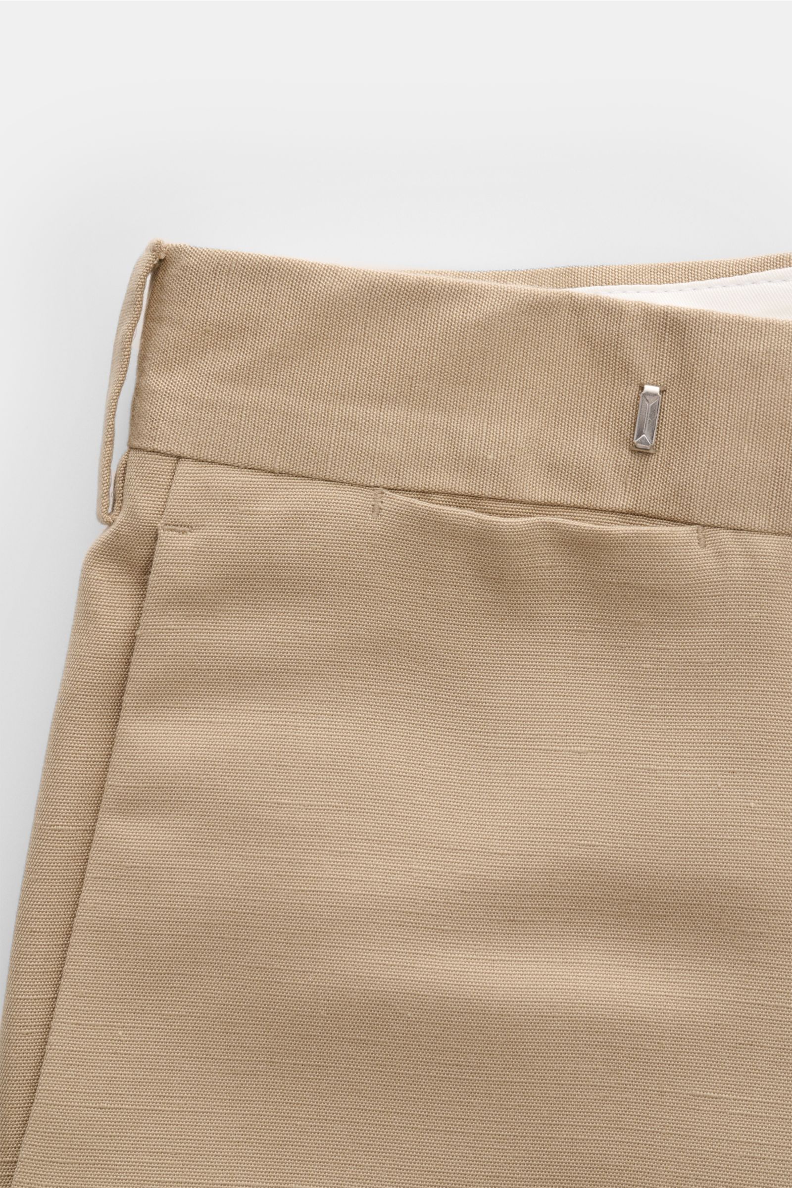 Close-up front-top view of Lardini Hose beige in lightweight viscose with silk, featuring visible fabric texture and regular fit waistband. 

Edler Zwirn vom italienischen Traditionshaus LARDINI: aus leichter Viskose mit Anteil von Seide ist diese Hose