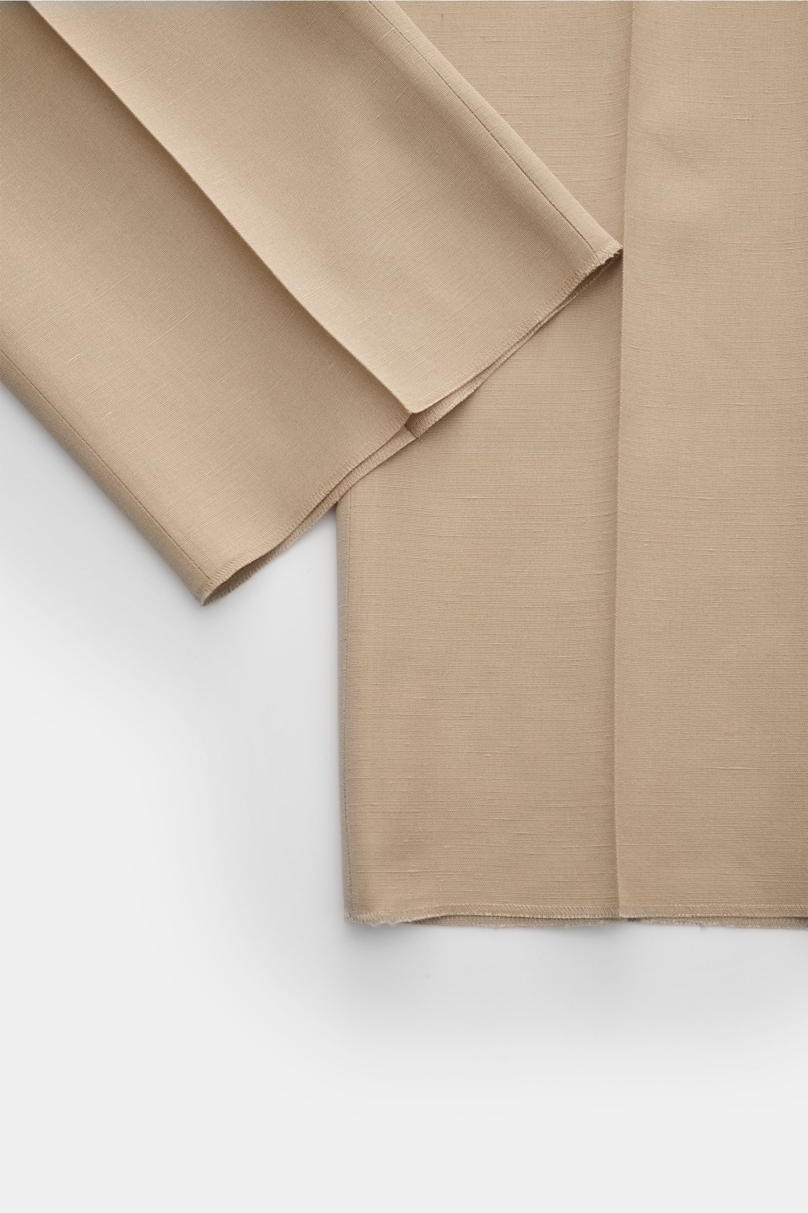 Beige Lardini Hose photographed from above, showing the fabric texture and open hem detail in lightweight viscose with silk. Edler Zwirn vom italienischen Traditionshaus LARDINI: aus leichter Viskose mit Anteil von Seide ist diese Hose im luftigen Regular